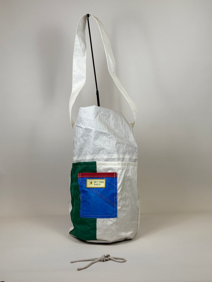 Plunjetas van gerecycled jachtzeil, voorkant met groen en blauw vlak