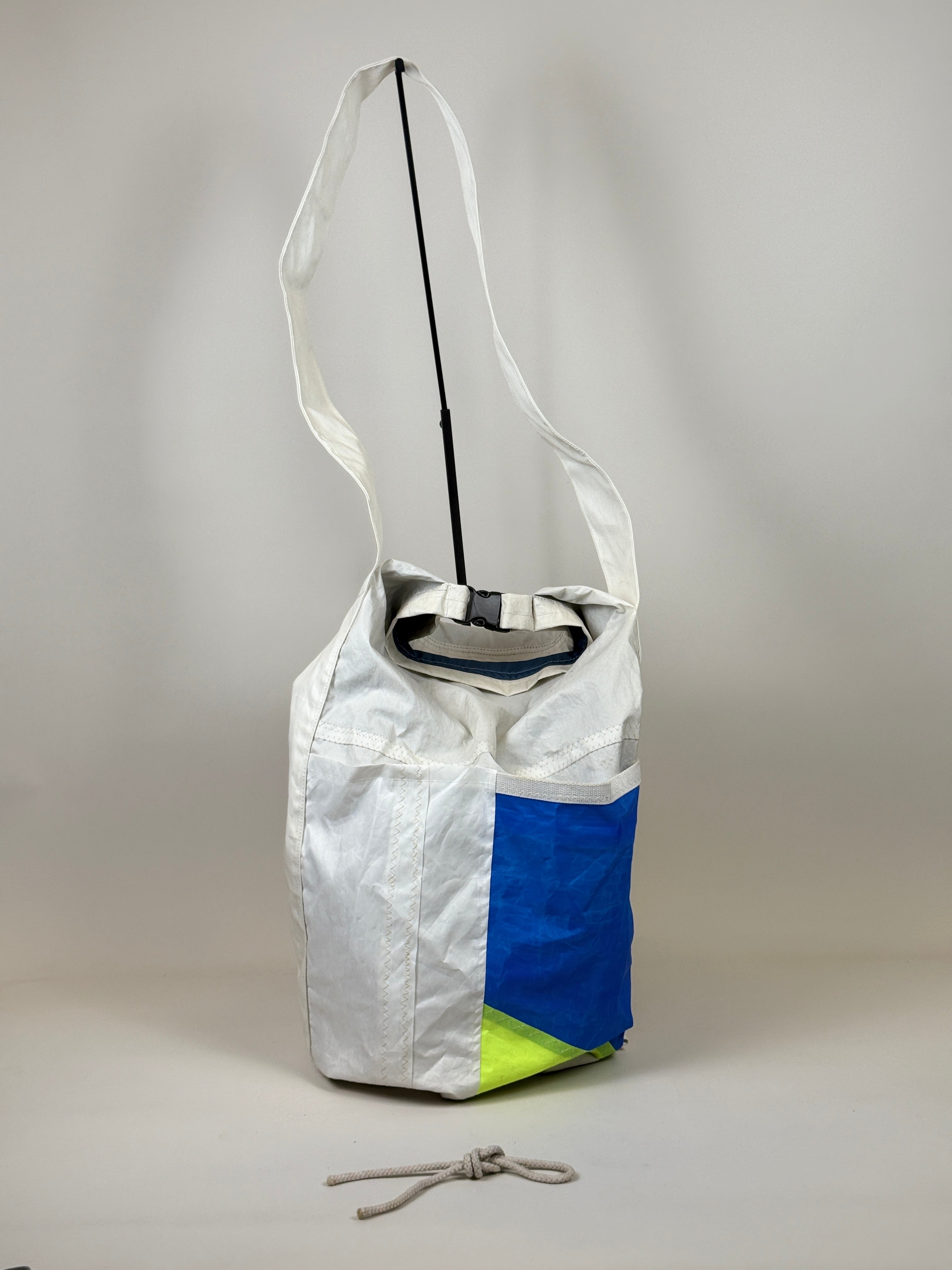 Plunjetas van gerecycled jachtzeil met blauw vlak, achterkant en opening