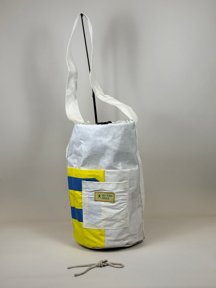 Plunjetas van gerecycled jachtzeil, voorkant met geel en blauw vlak