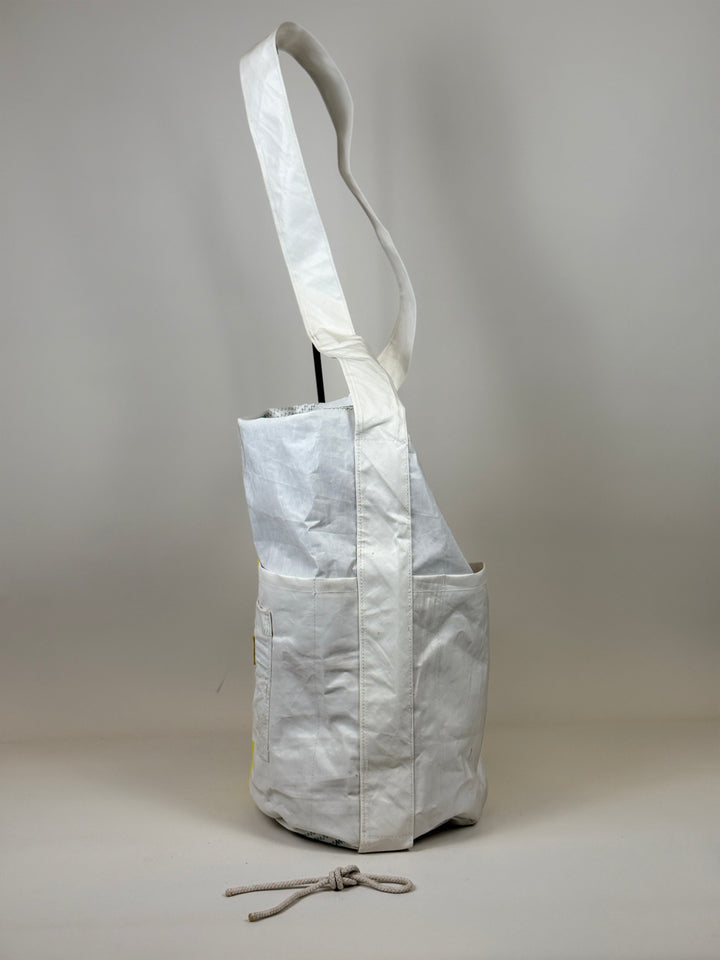 Plunjetas van gerecycled jachtzeil met geel en blauw vlak, zijkant