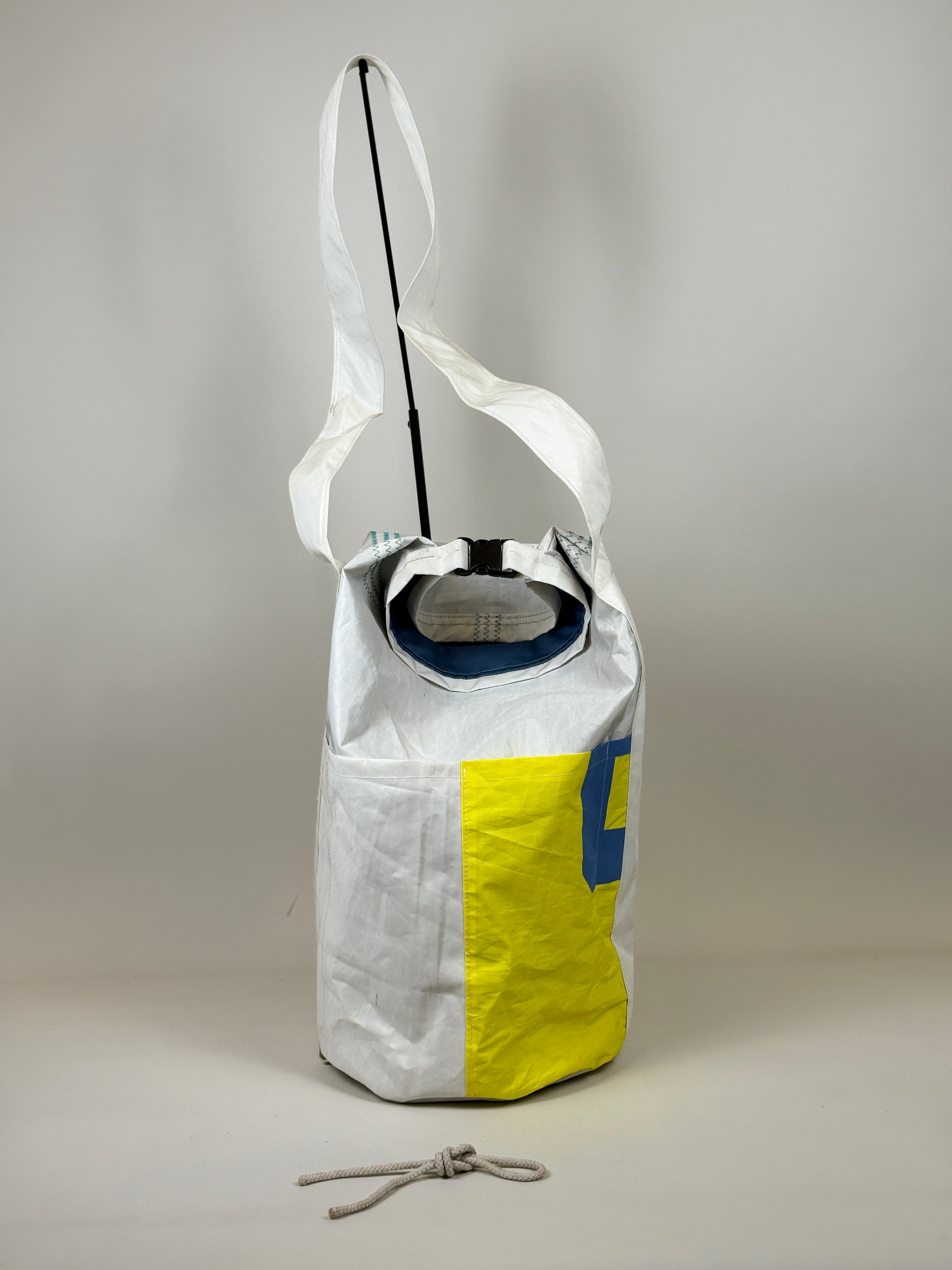 Plunjetas van gerecycled jachtzeil met geel en blauw vlak, achterkant en opening