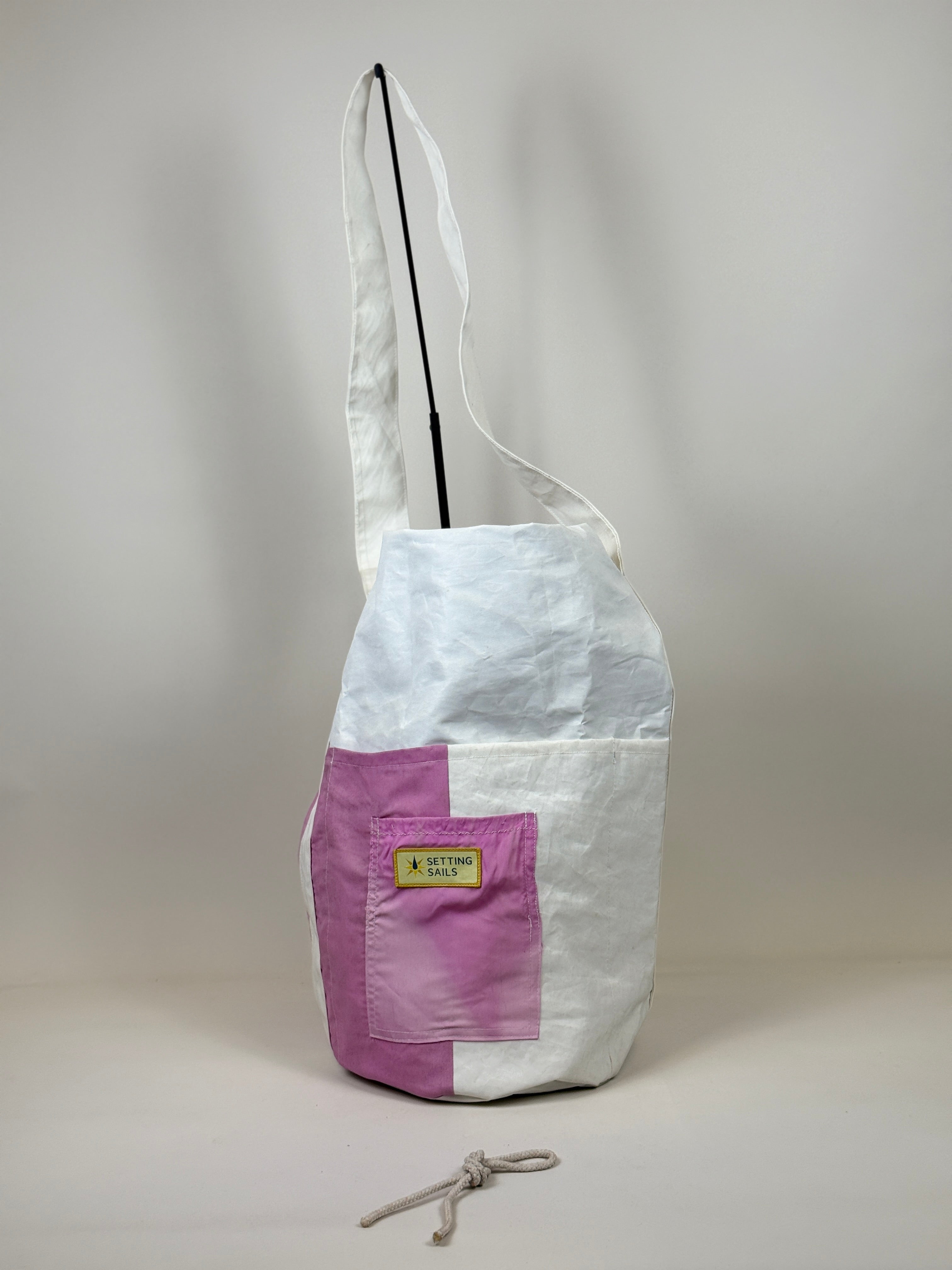 Plunjetas van gerecycled jachtzeil, voorkant met roze vlak