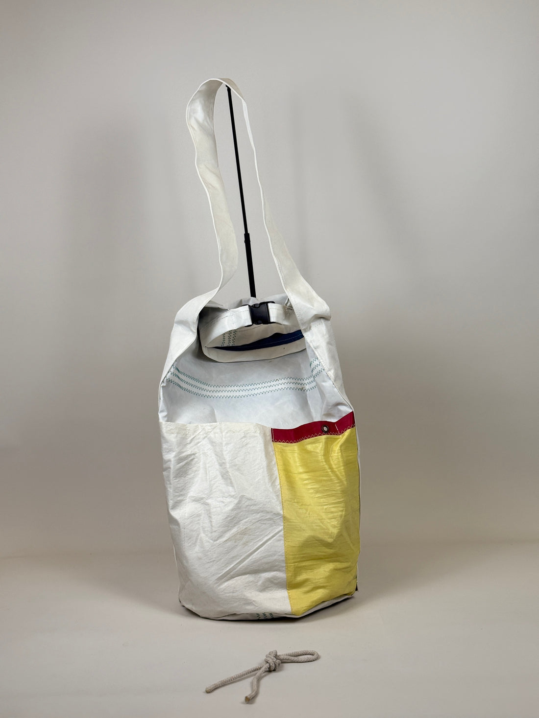Plunjetas van gerecycled jachtzeil met geel en rood vlak, achterkant en opening