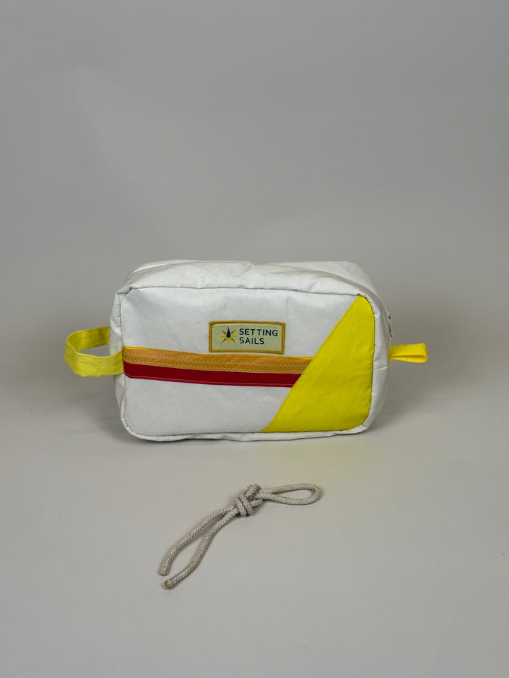 Toilettas XL van gerecycled jachtzeil, voorkant wit met gele en rode baan en gele lussen