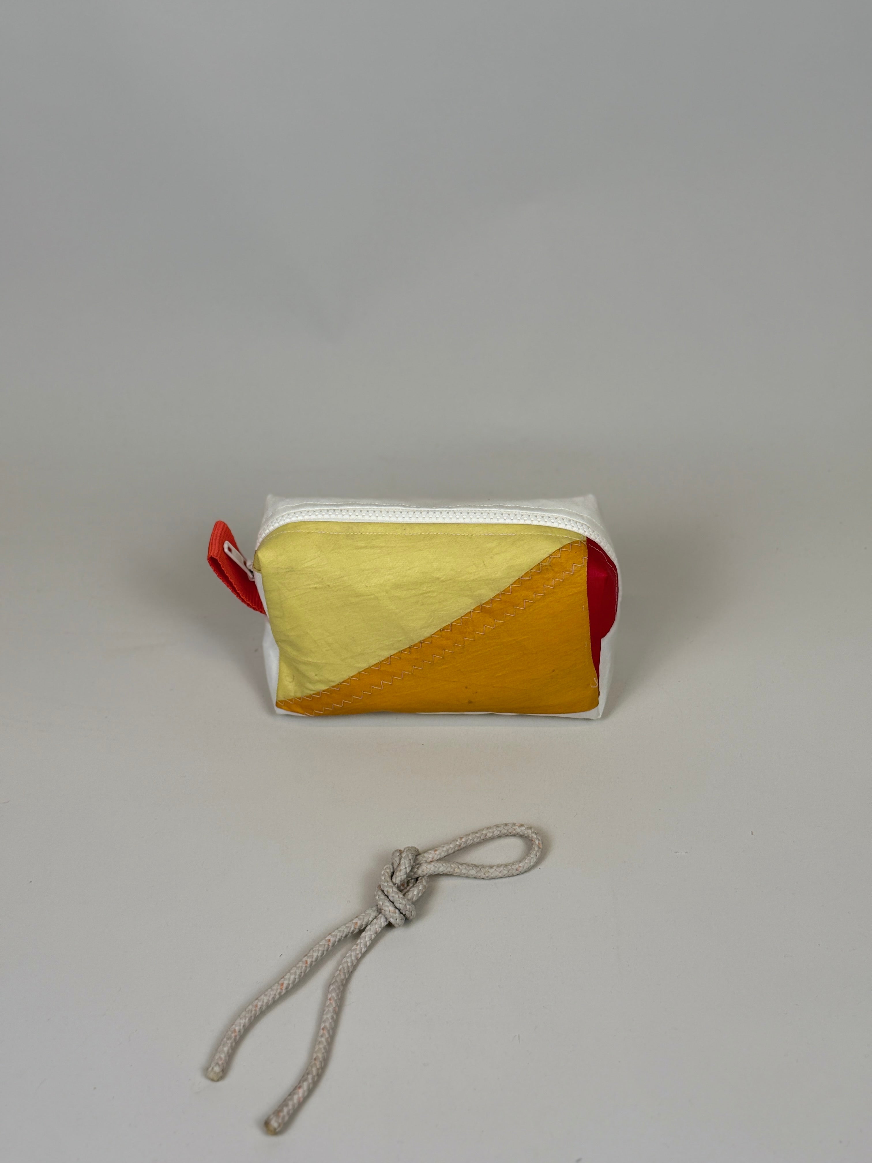 Etui van gerecycled jachtzeil, achterkant geel en oranje