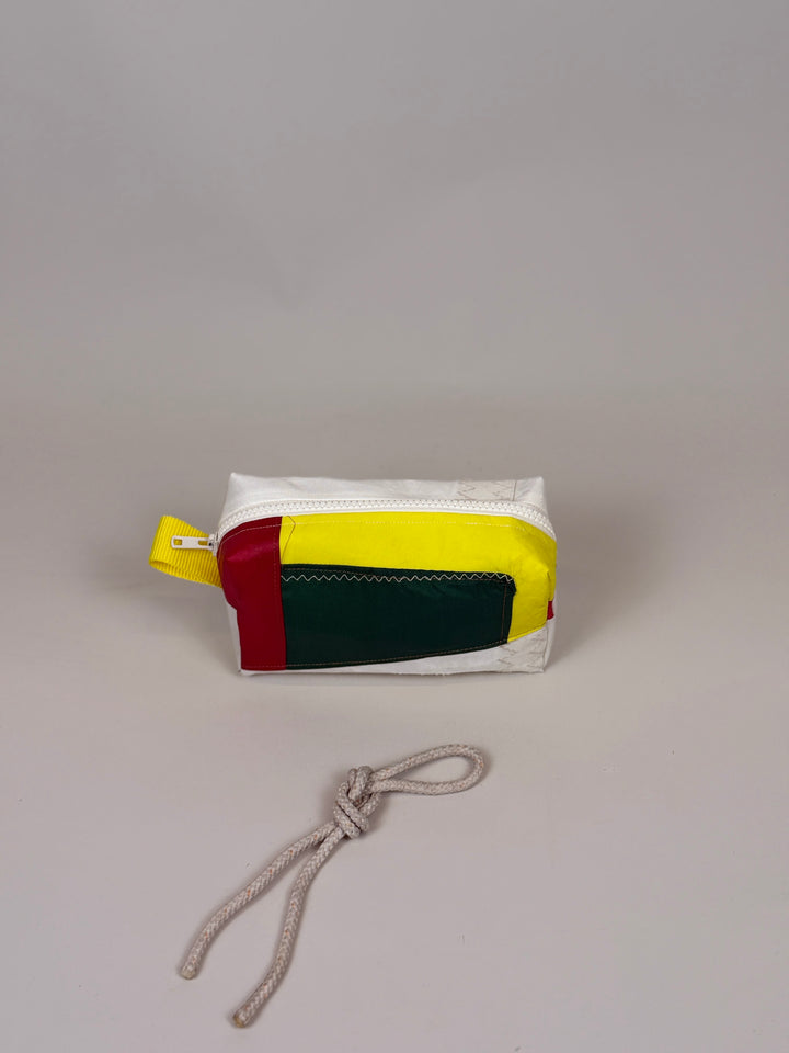 Etui van gerecycled jachtzeil, achterkant met groen, rood en geel vlak