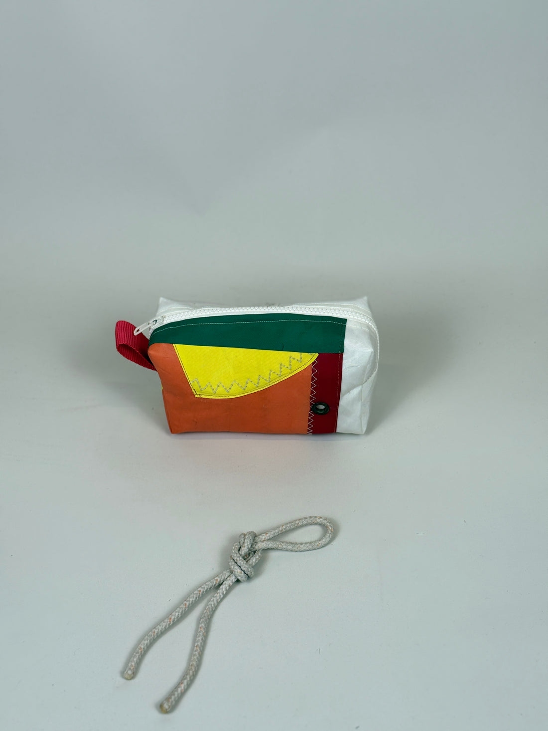 Etui van gerecycled jachtzeil, achterkant oranje, geel en groen