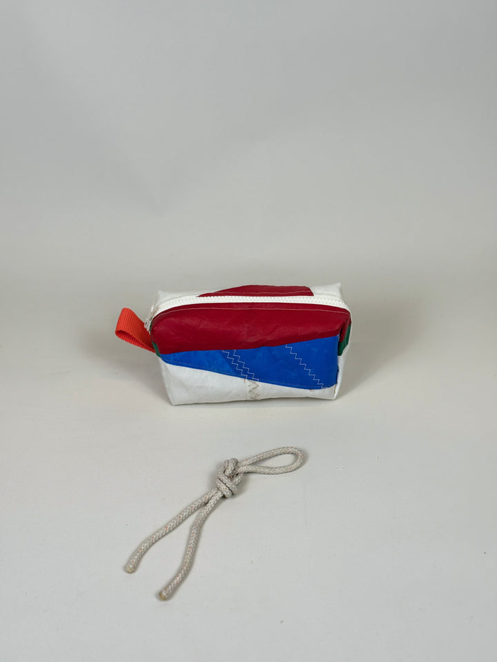 Etui van gerecycled jachtzeil, achterkant rood en blauw