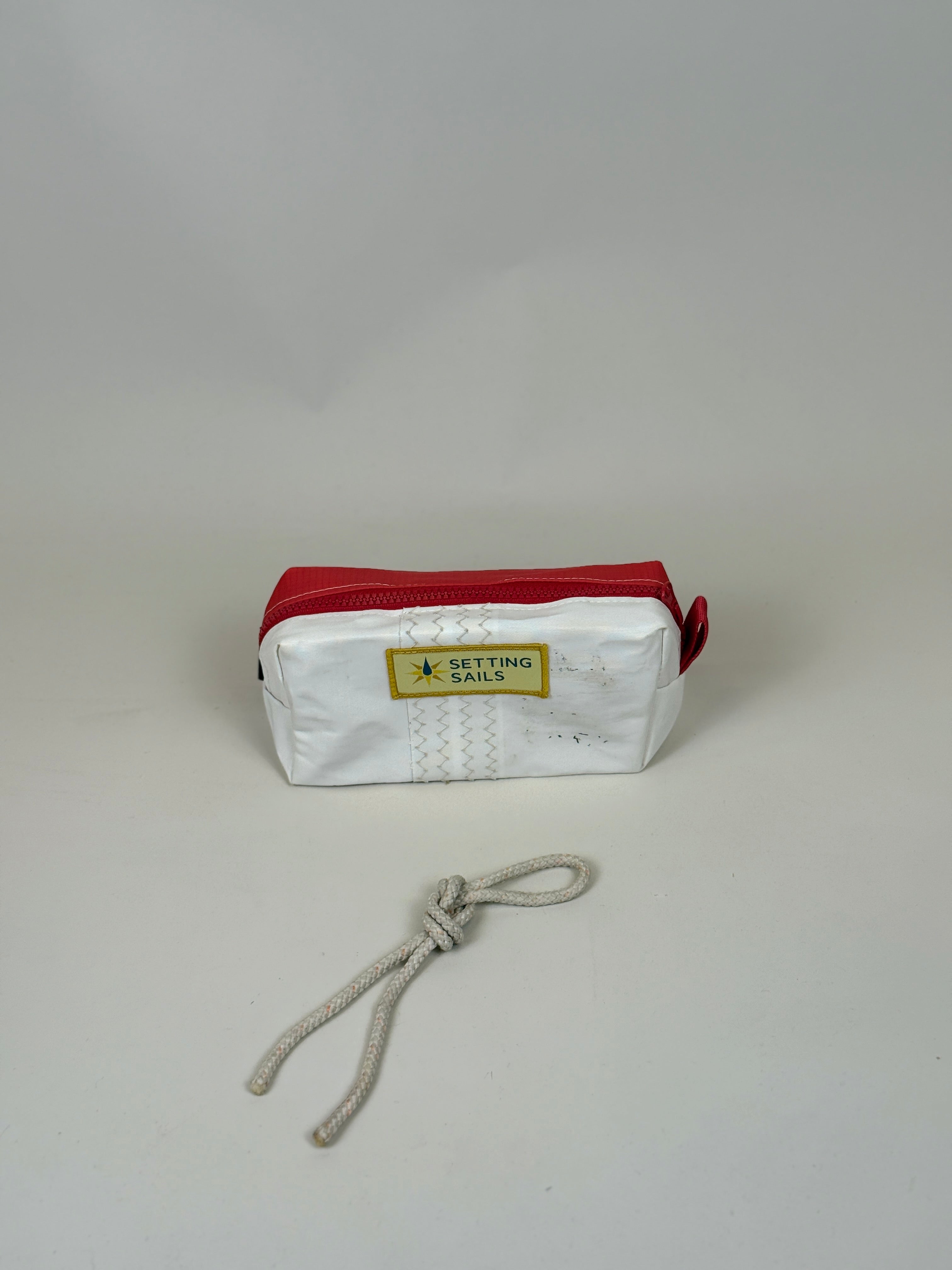 Etui van gerecycled jachtzeil, voorkant wit met rood bovenpaneel