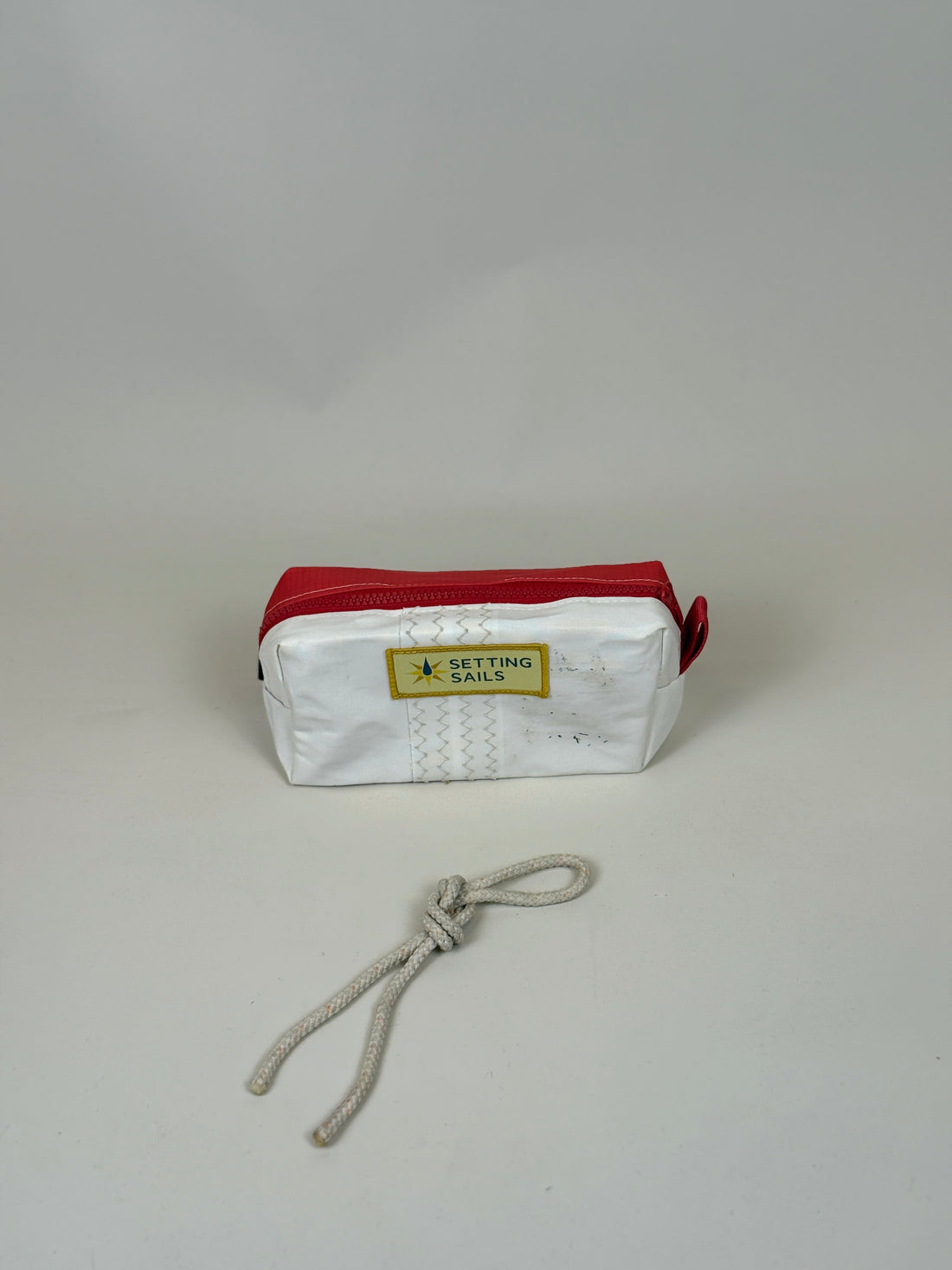 Etui van gerecycled jachtzeil, voorkant wit met rood bovenpaneel