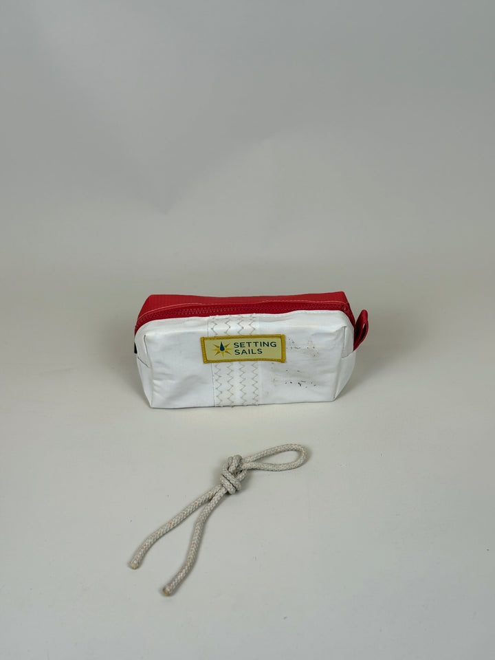 Etui van gerecycled jachtzeil, voorkant wit met rood bovenpaneel