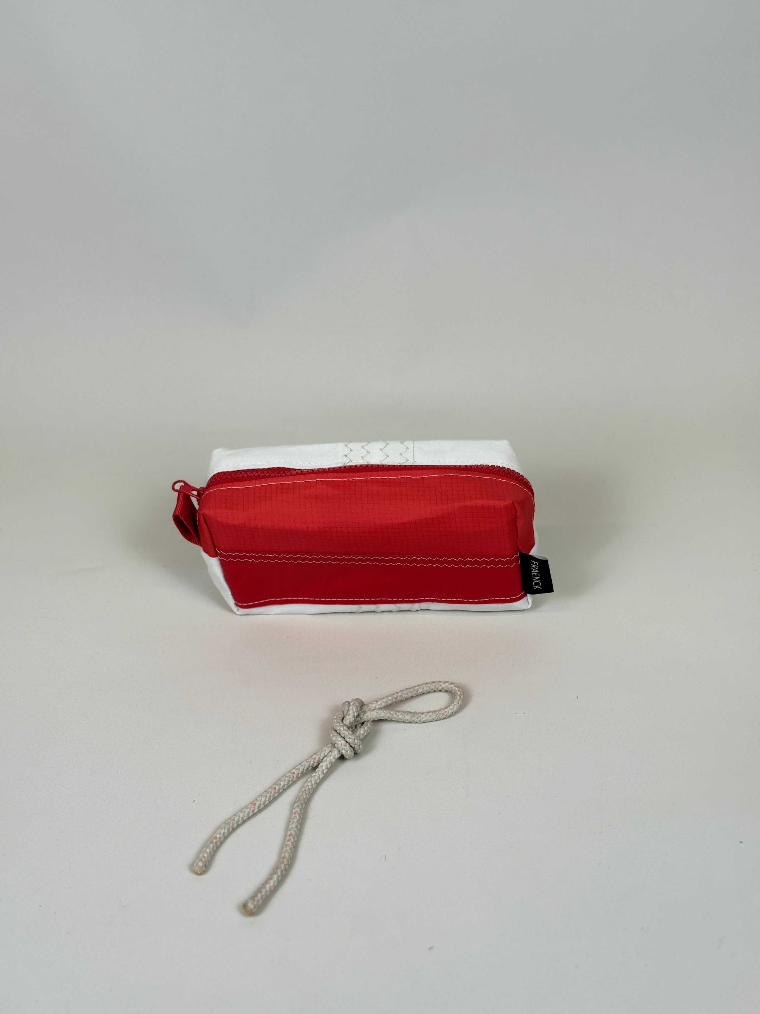 Etui van gerecycled jachtzeil, achterkant rood