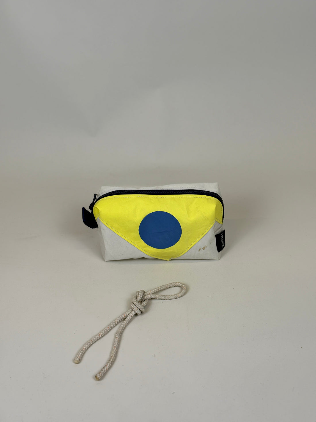 Etui van gerecycled jachtzeil, achterkant geel met blauwe stip