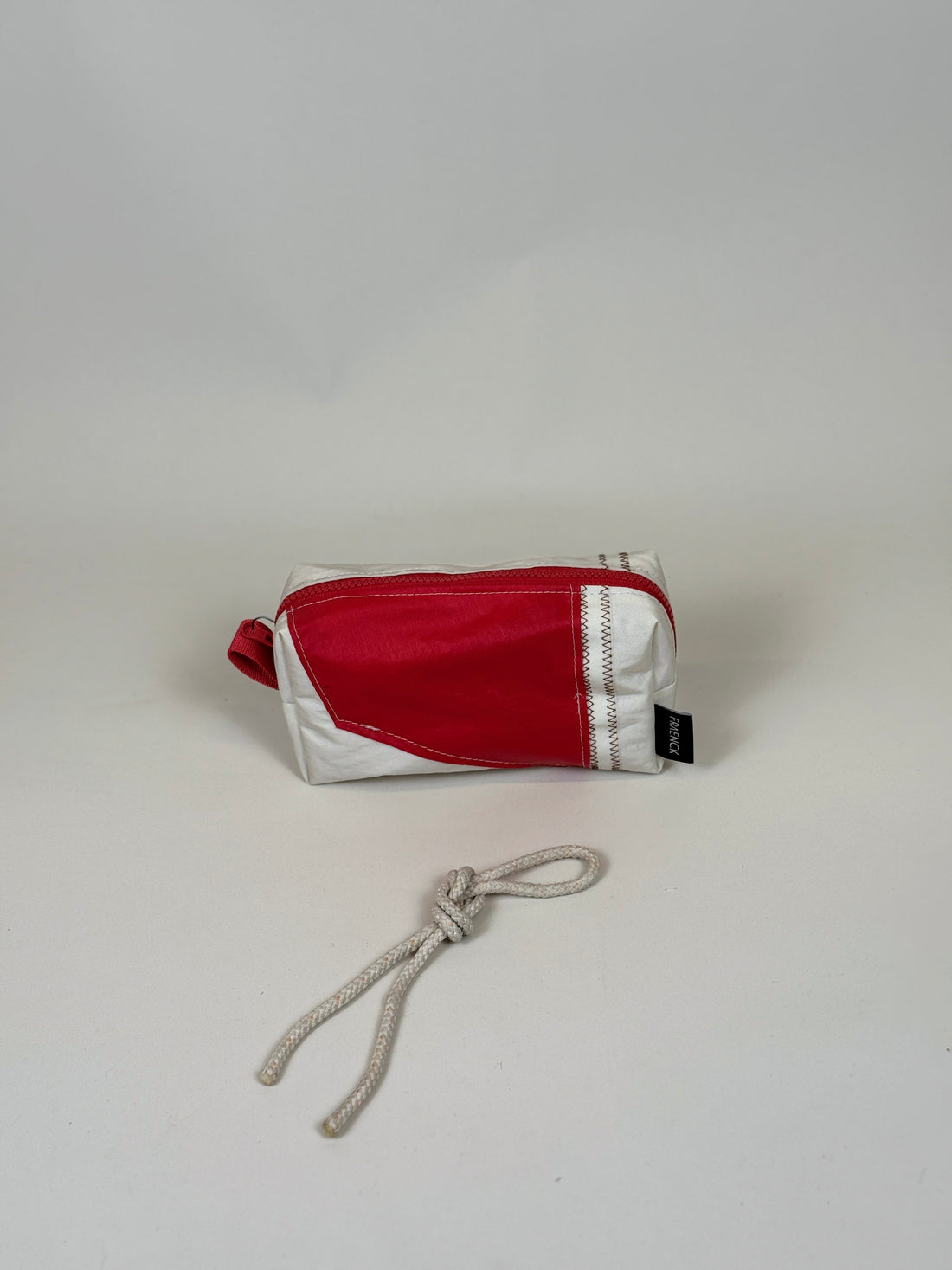Etui van gerecycled jachtzeil, achterkant met rood diagonaal vlak