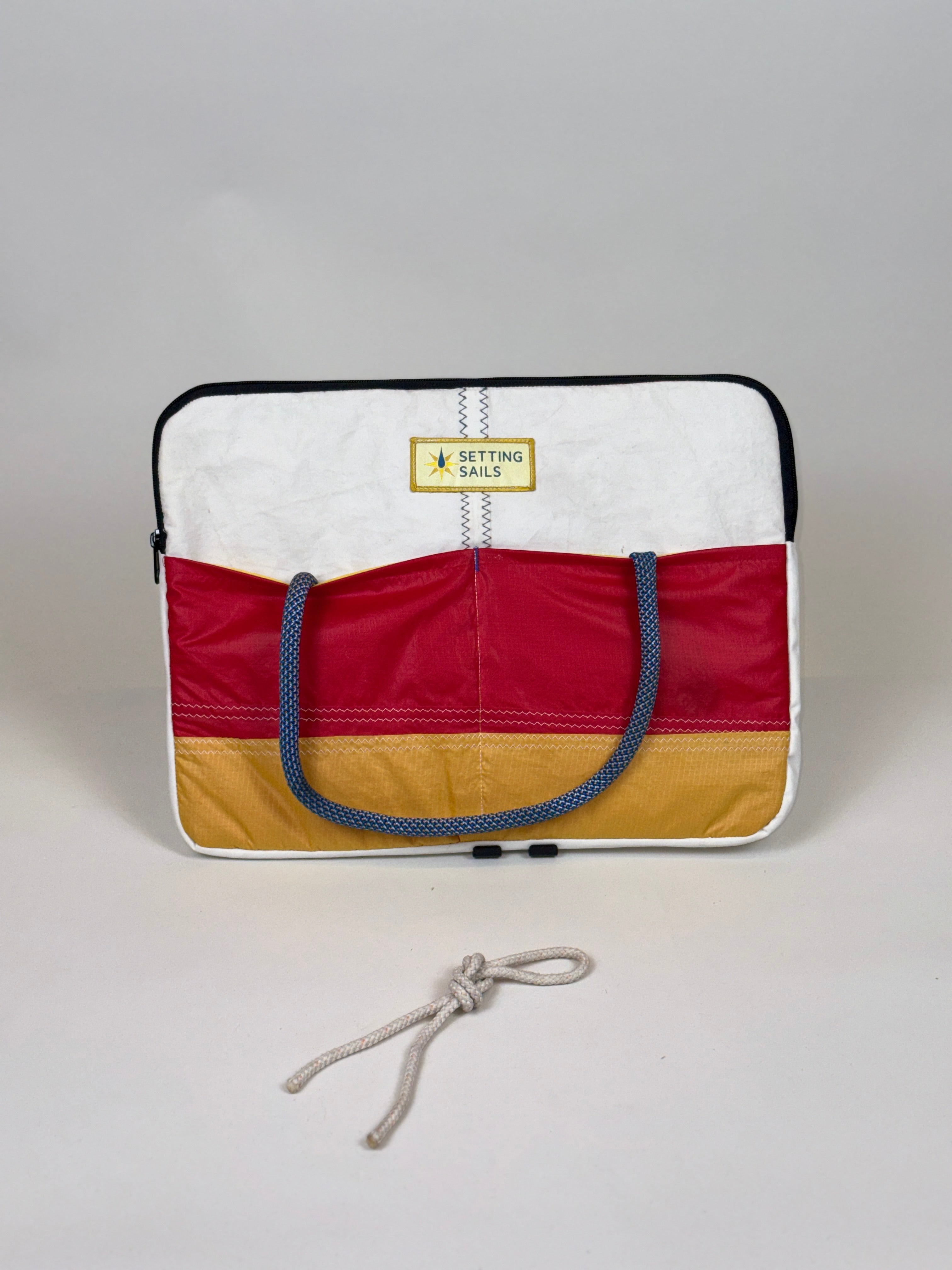 Laptoptas XL van gerecycled jachtzeil met hengsels, voorkant rood en oranje