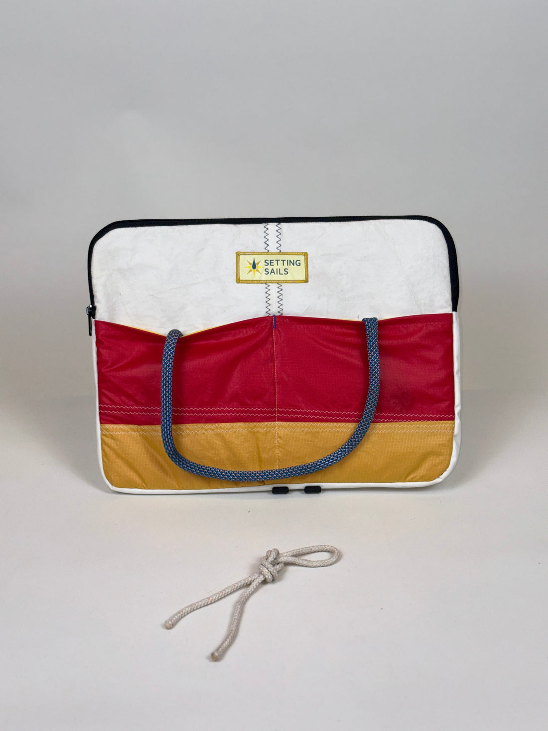 Laptoptas XL van gerecycled jachtzeil met hengsels, voorkant rood en oranje