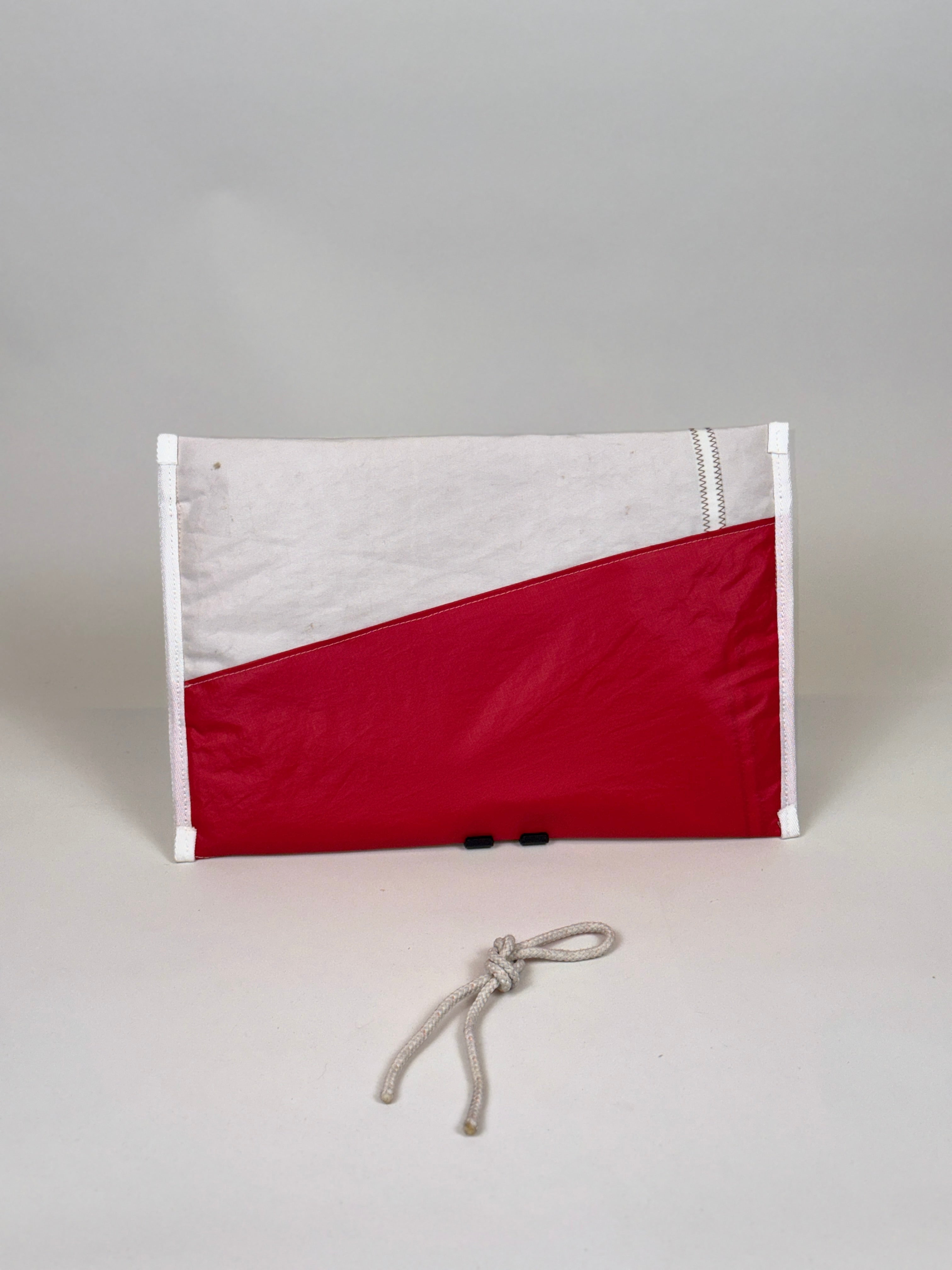 Laptophoes XL van gerecycled jachtzeil, achterkant met rood diagonaal vlak