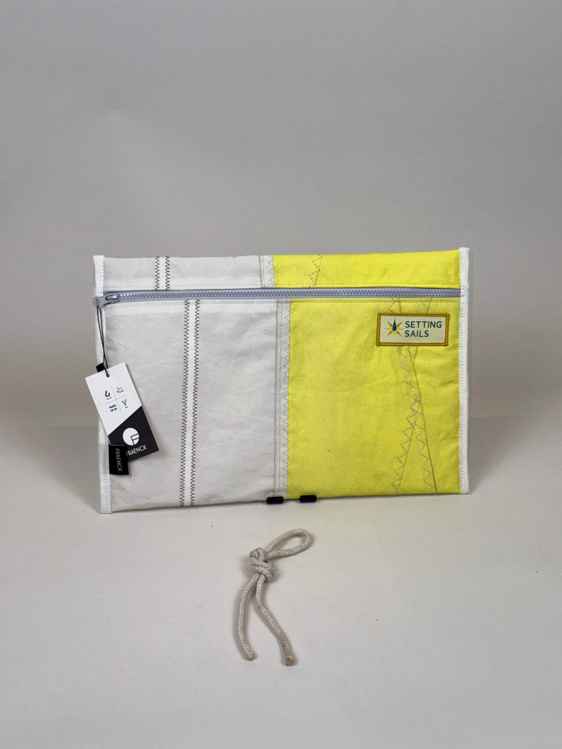 Laptophoes XL van gerecycled jachtzeil, voorkant half geel