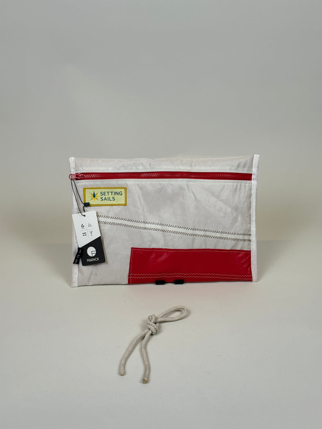 Laptophoes L van gerecycled jachtzeil, voorkant met rode rits en rood vlak