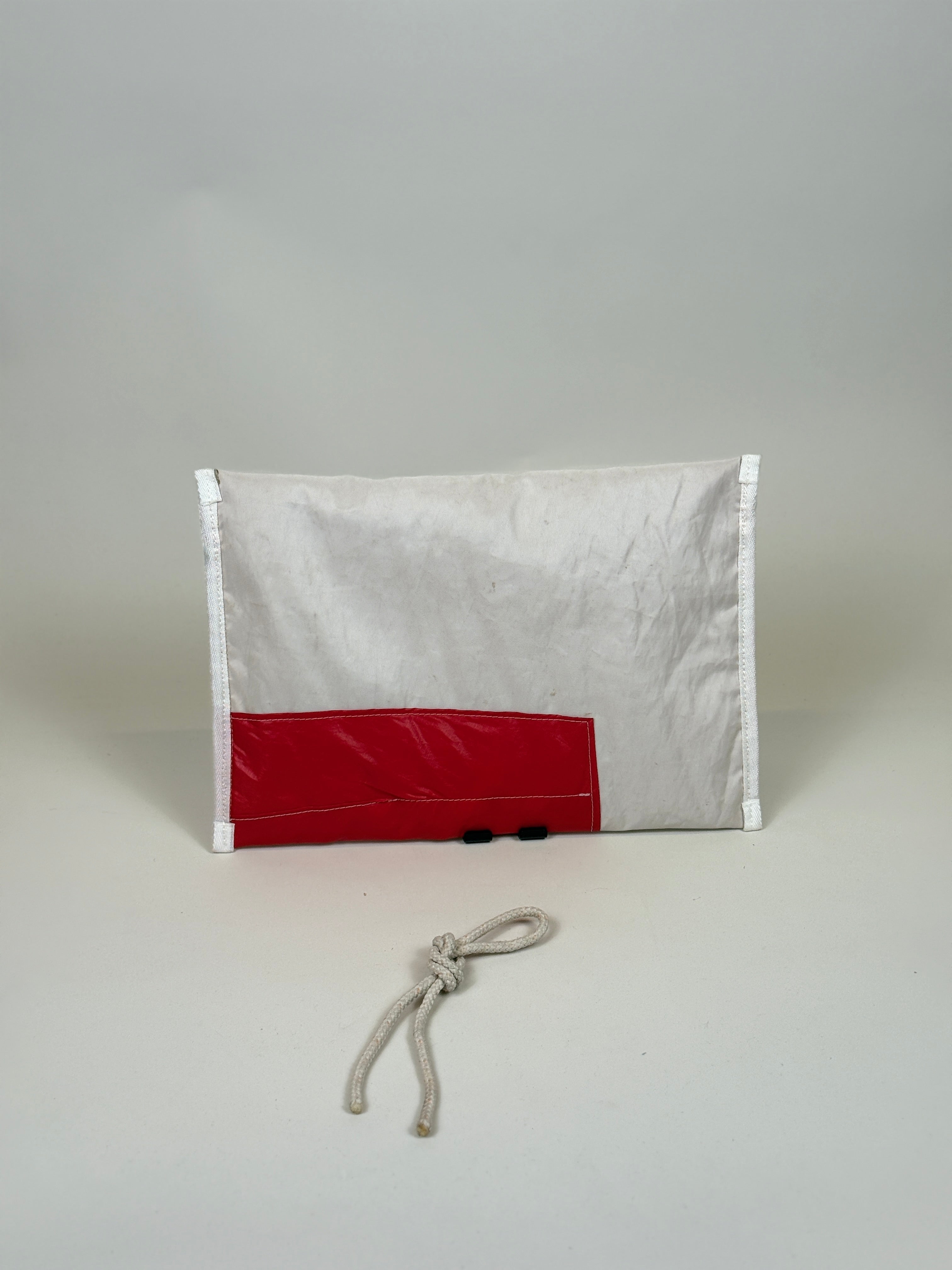 Laptophoes L van gerecycled jachtzeil, achterkant met rood vlak