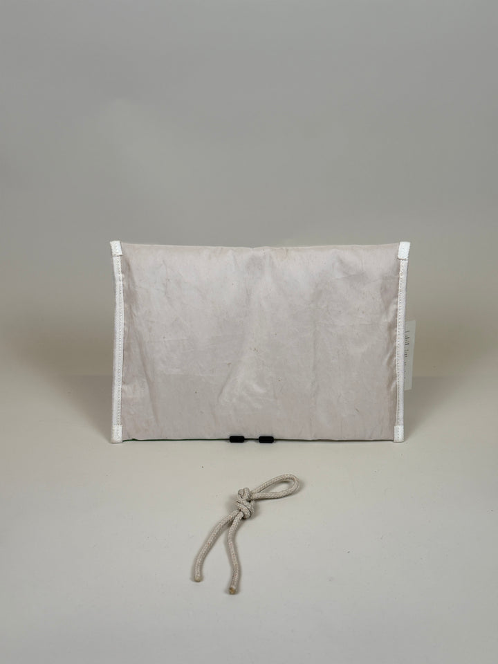 Laptophoes L van gerecycled jachtzeil, achterkant wit