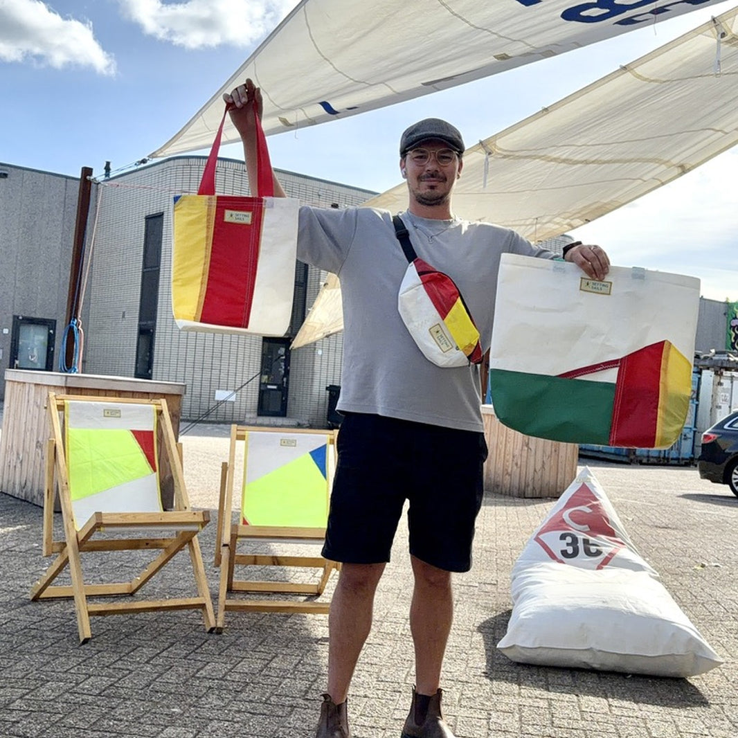 Dick Rensen met tassen van zeildoek