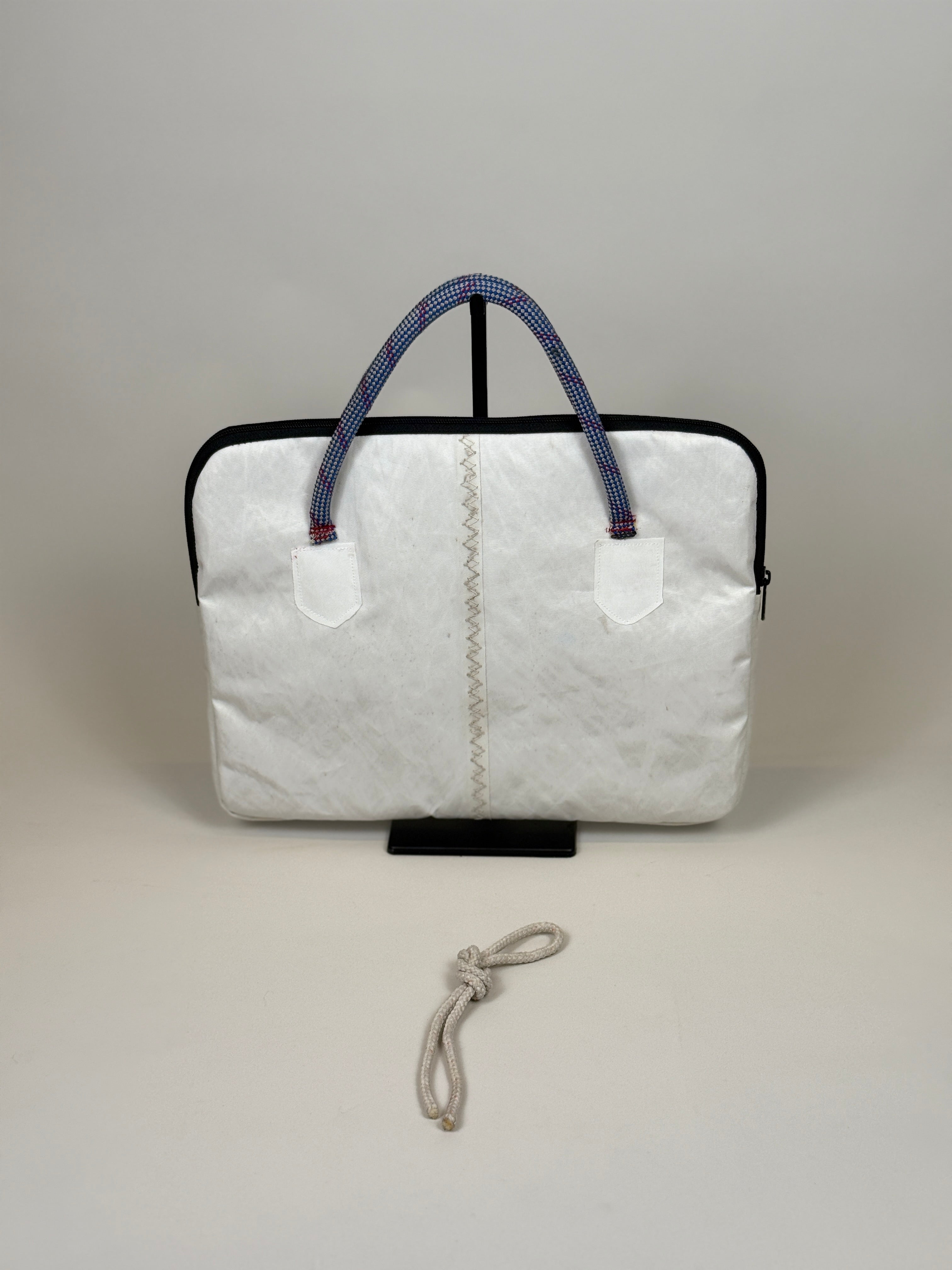 Laptophoes 13 inch van gerecycled jachtzeil, achterkant wit met zeilnaad