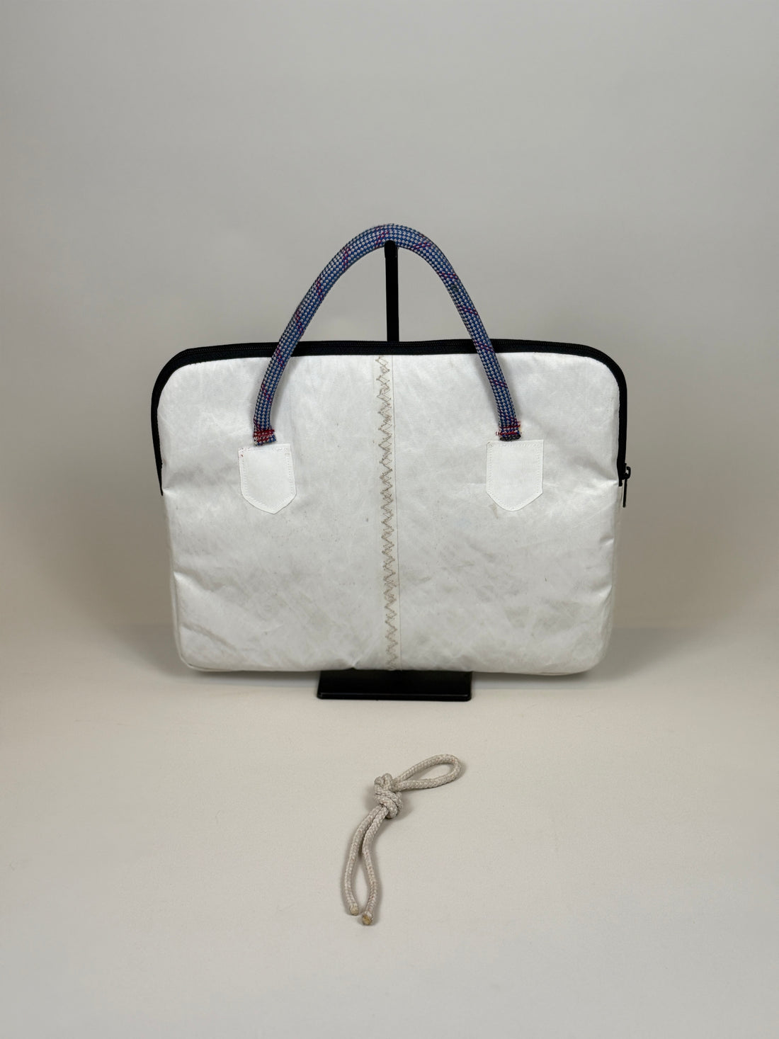 Laptophoes 13 inch van gerecycled jachtzeil, achterkant wit met zeilnaad