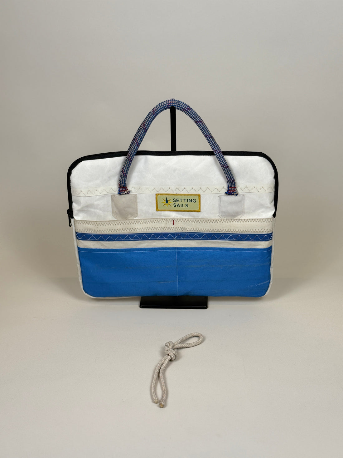 Laptophoes 13 inch van gerecycled jachtzeil, voorkant met blauw vlak