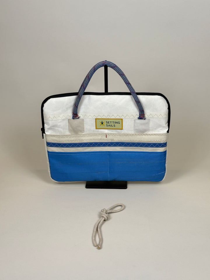 Laptophoes 13 inch van gerecycled jachtzeil, voorkant met blauw vlak