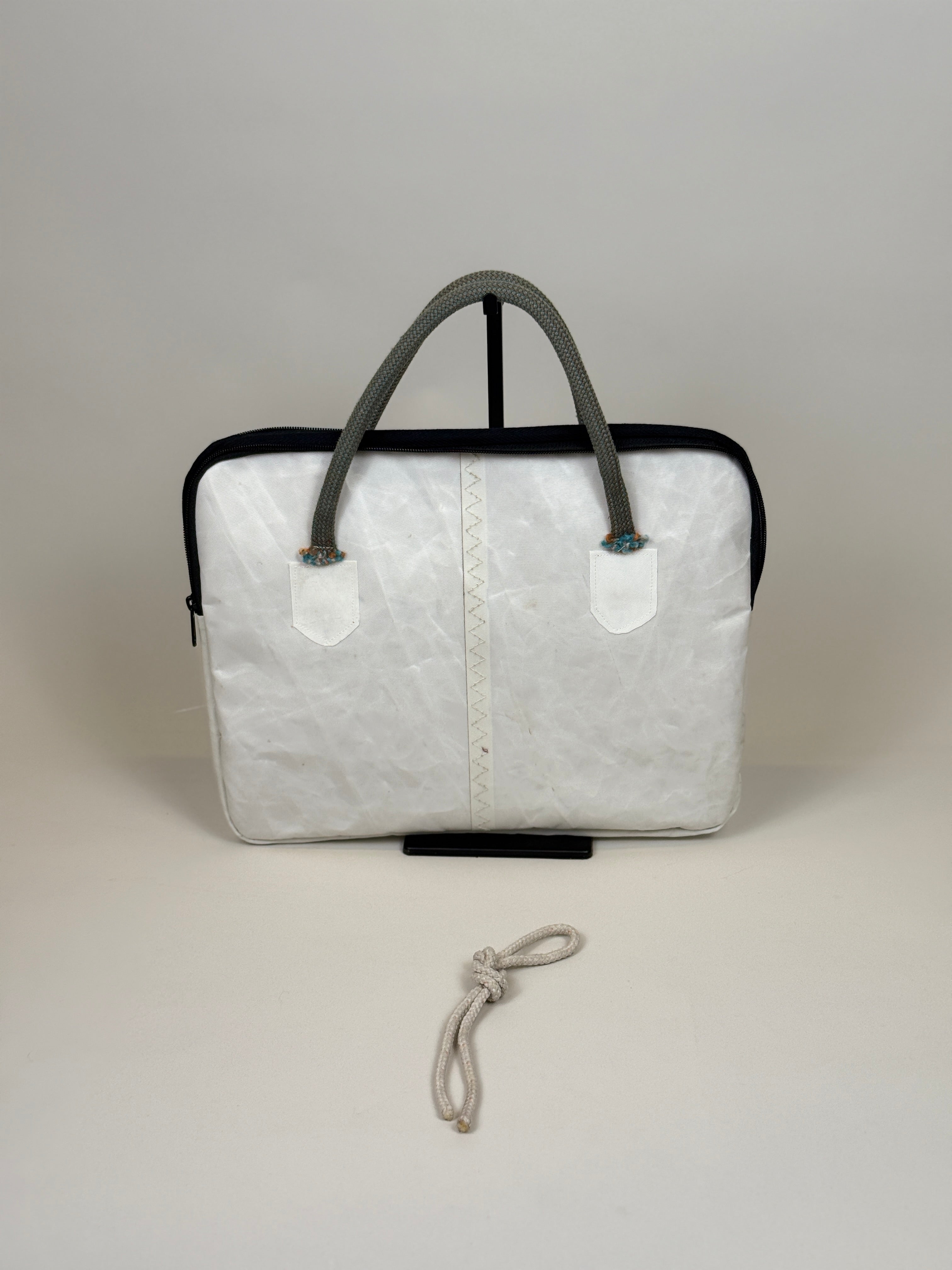 Laptophoes 13 inch van gerecycled jachtzeil, achterkant wit met zeilnaad