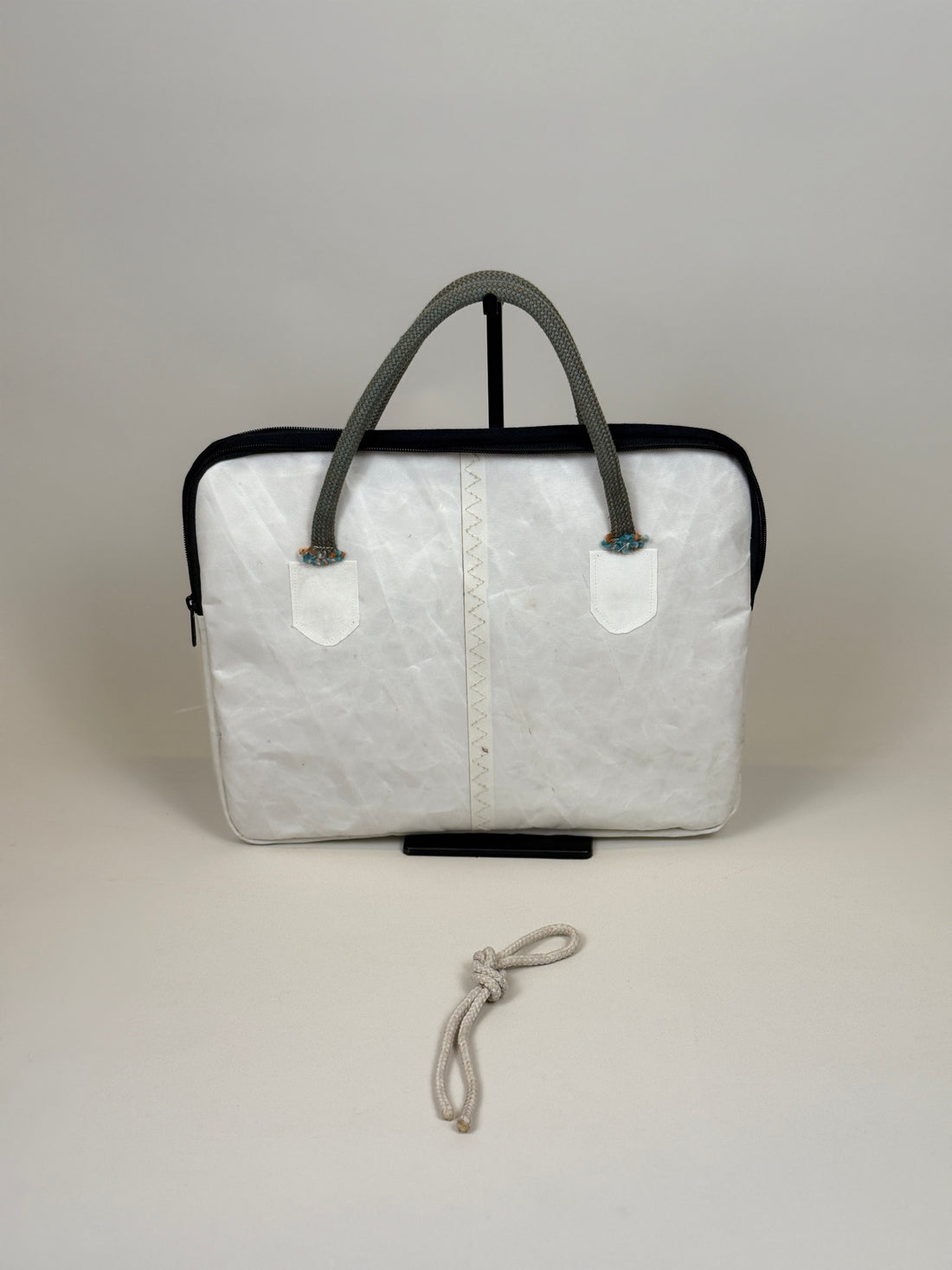 Laptophoes 13 inch van gerecycled jachtzeil, achterkant wit met zeilnaad
