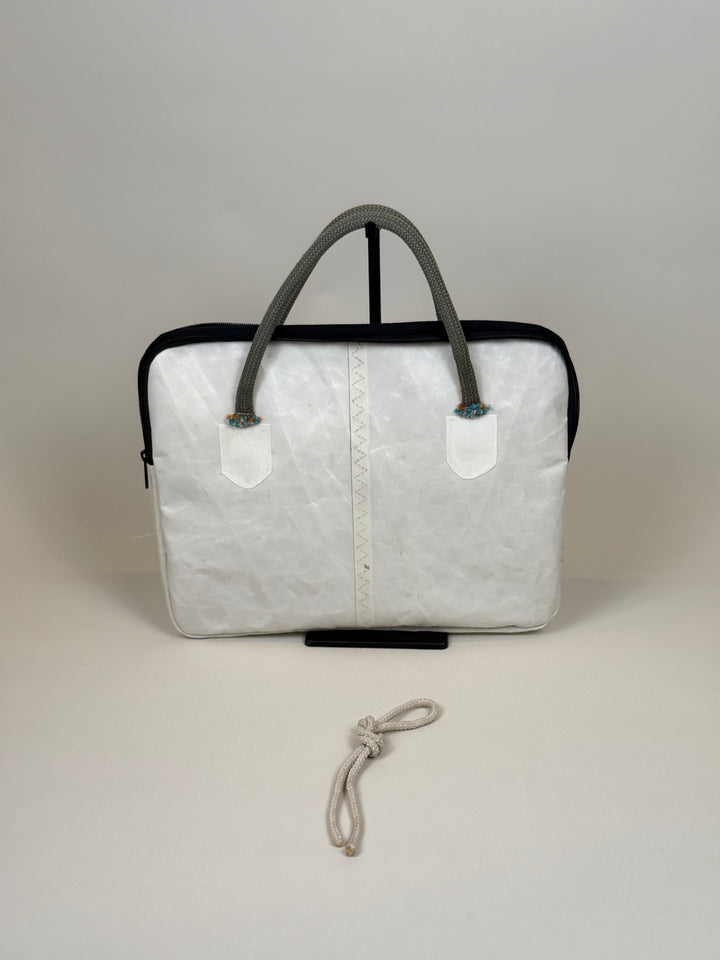 Laptophoes 13 inch van gerecycled jachtzeil, achterkant wit met zeilnaad