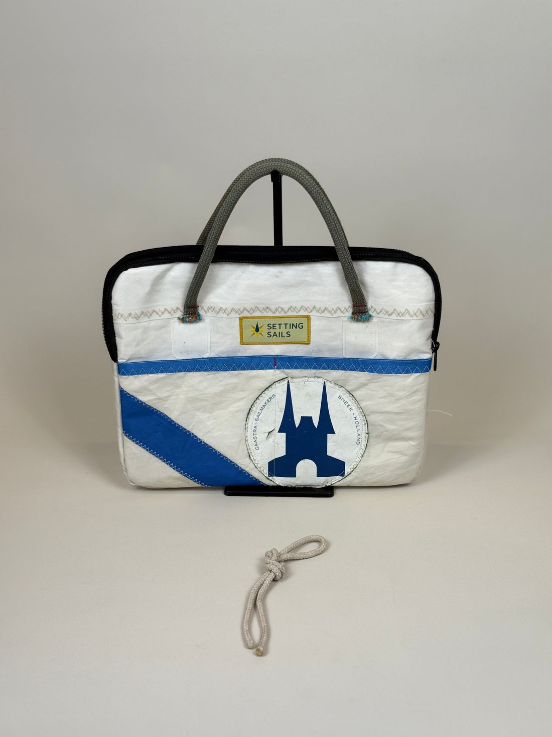 Laptophoes 13 inch van gerecycled jachtzeil, voorkant met blauwe baan en rond embleem