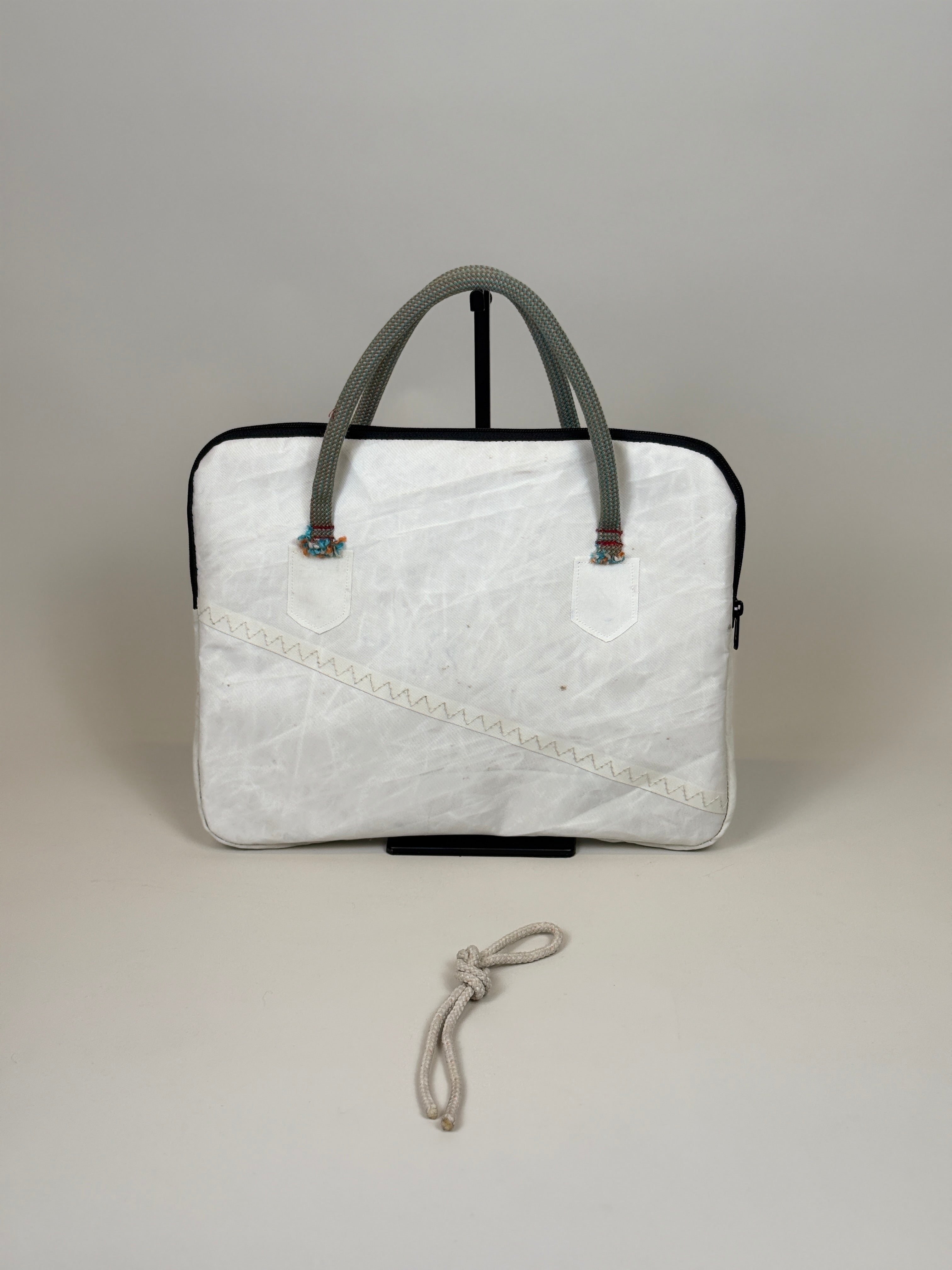 Laptophoes 13 inch van gerecycled jachtzeil, achterkant wit met schuine zeilnaad