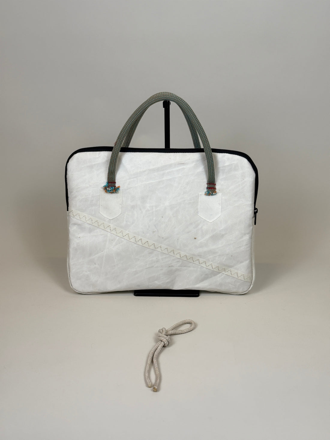 Laptophoes 13 inch van gerecycled jachtzeil, achterkant wit met schuine zeilnaad