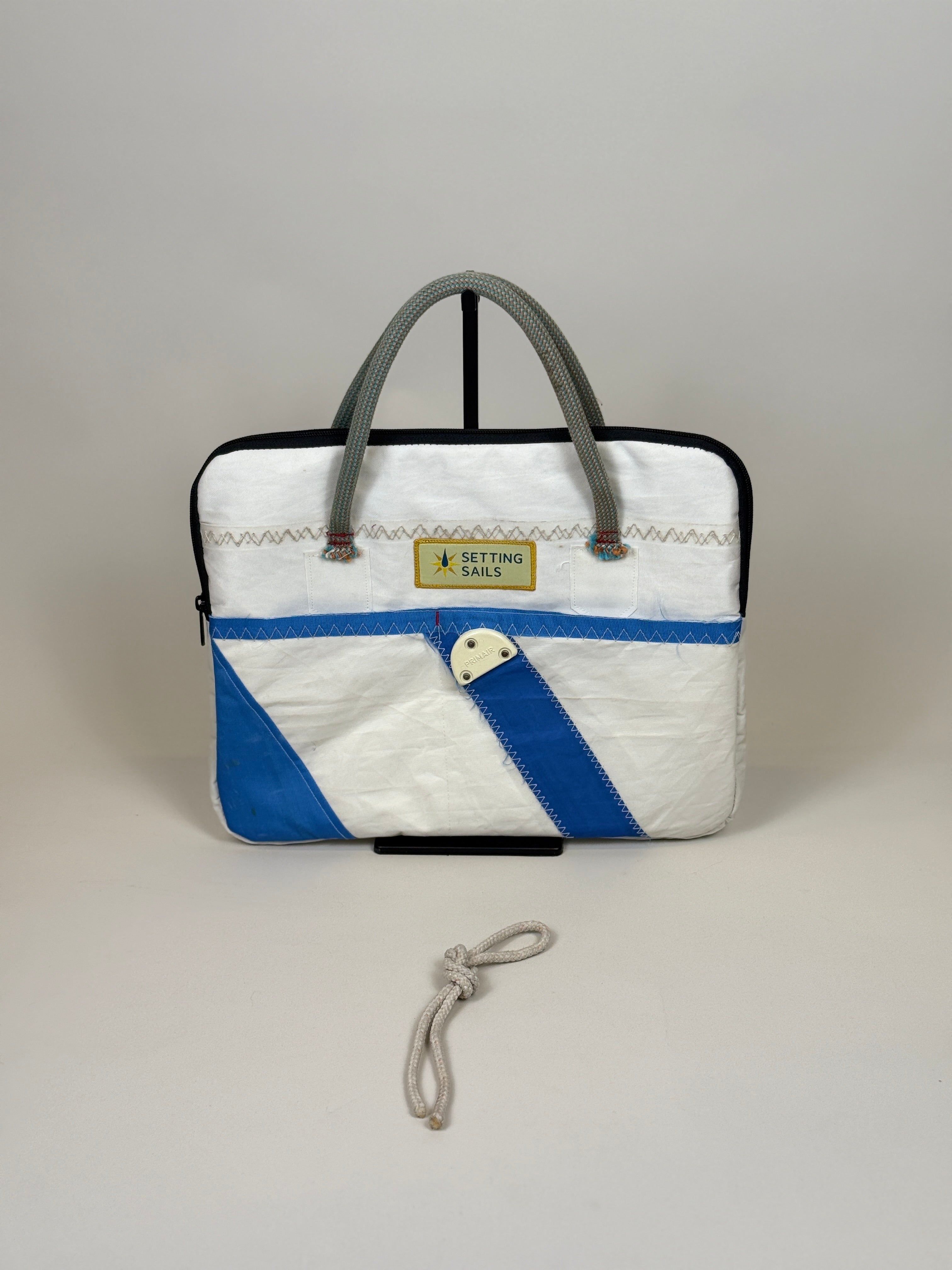 Laptophoes 13 inch van gerecycled jachtzeil, voorkant wit met blauwe diagonale baan