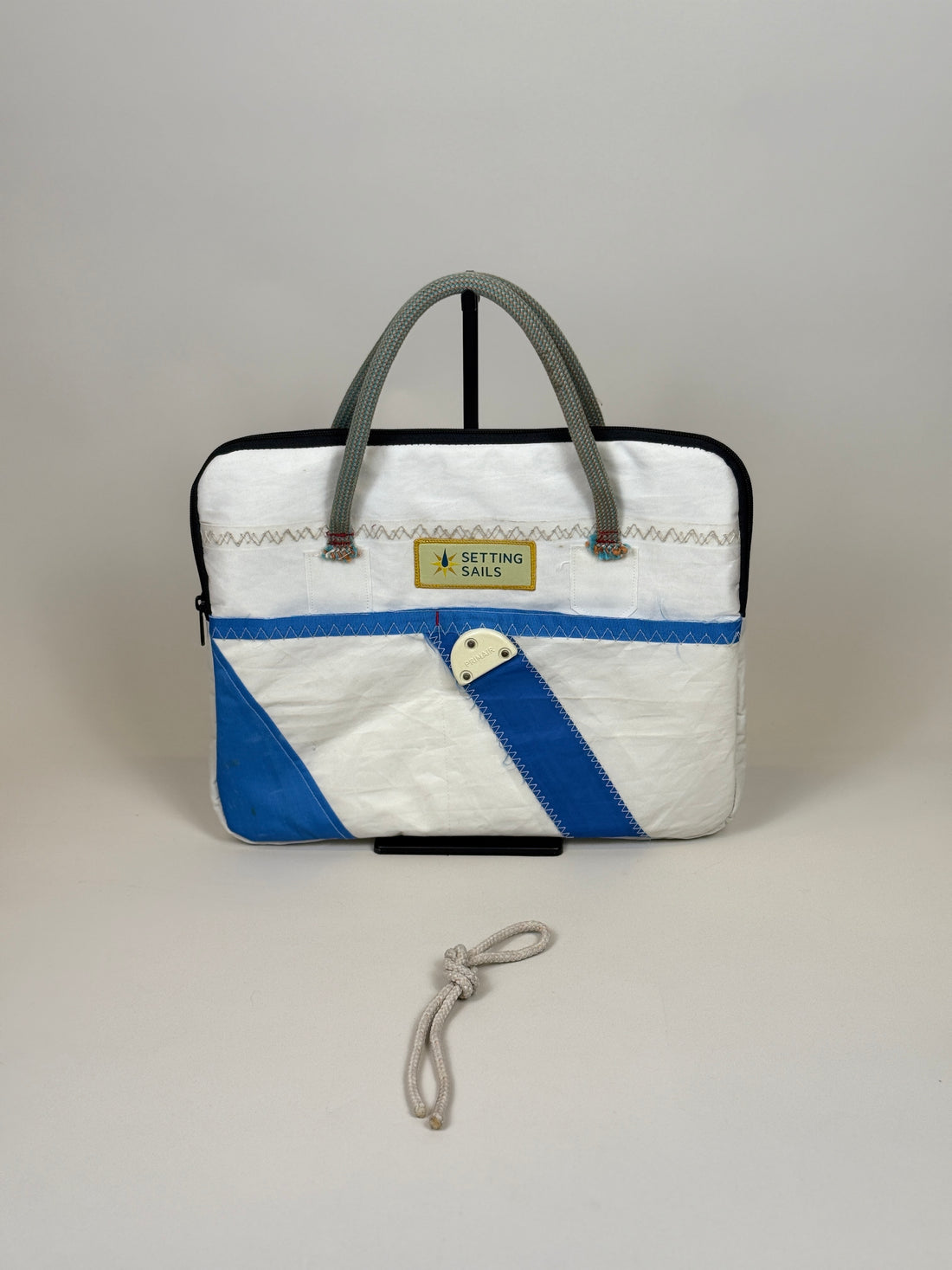 Laptophoes 13 inch van gerecycled jachtzeil, voorkant wit met blauwe diagonale baan