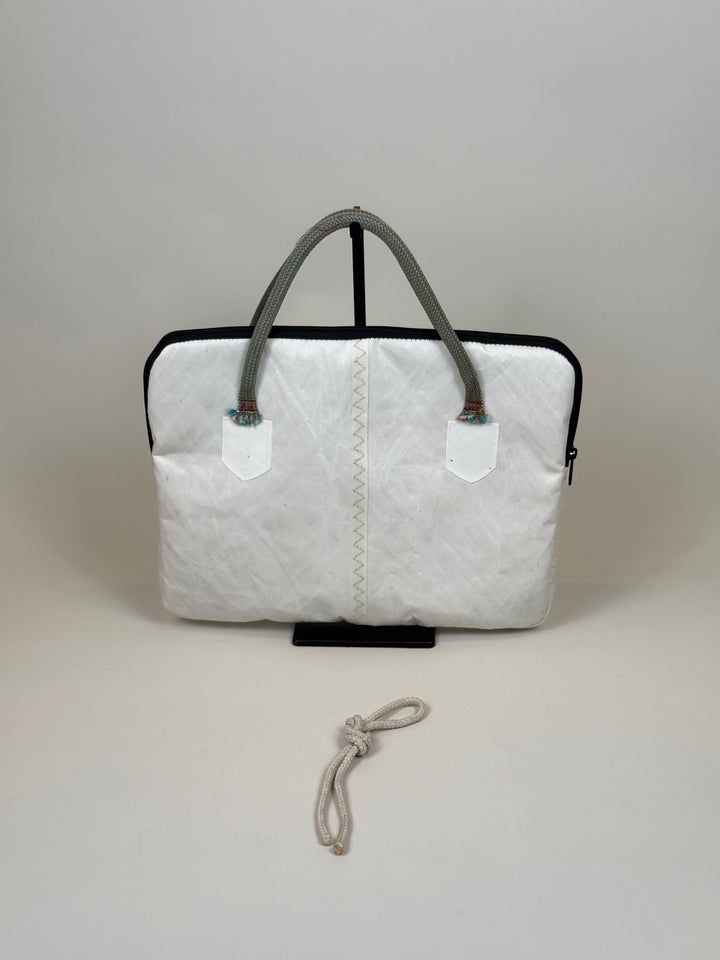 Laptophoes 13 inch van gerecycled jachtzeil, achterkant wit met grijze hengsels