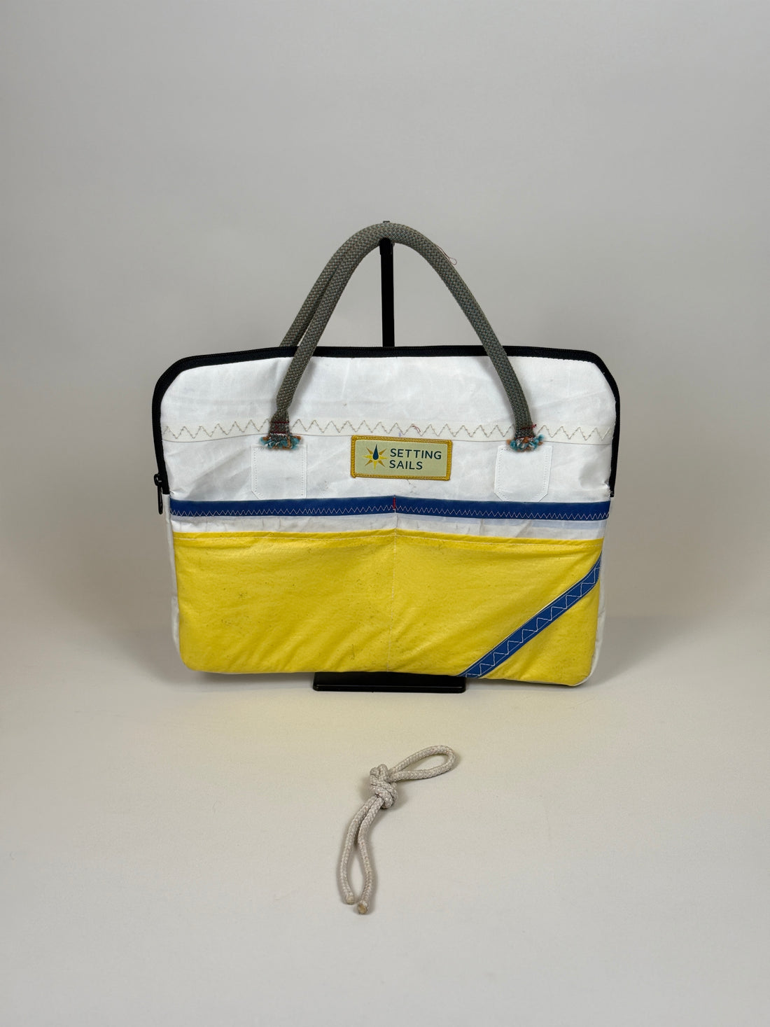 Laptophoes 13 inch van gerecycled jachtzeil, voorkant geel met blauwe streep