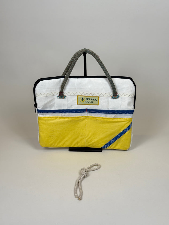 Laptophoes 13 inch van gerecycled jachtzeil, voorkant geel met blauwe streep