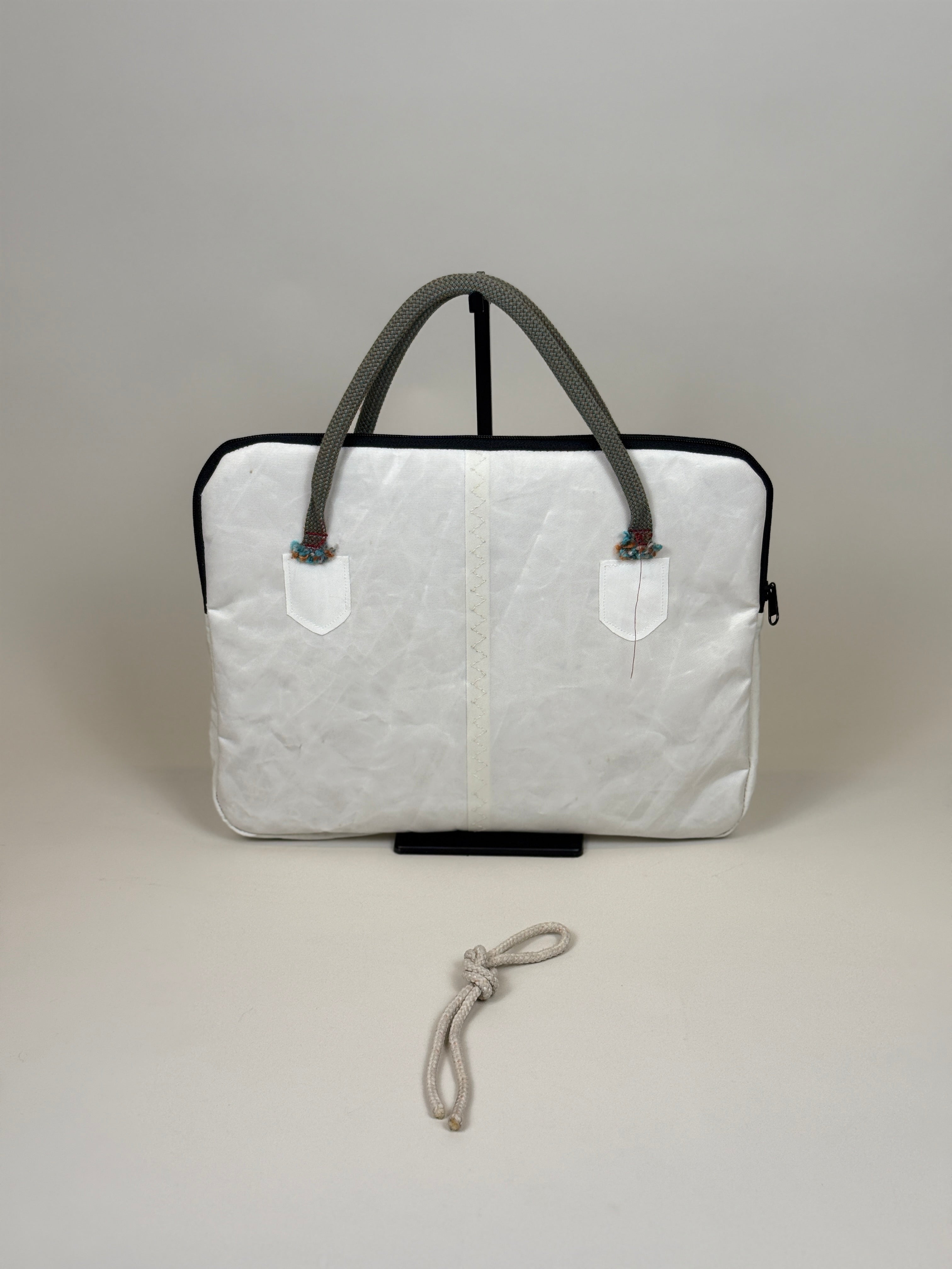 Laptophoes 13 inch van gerecycled jachtzeil, achterkant wit met zeilnaad