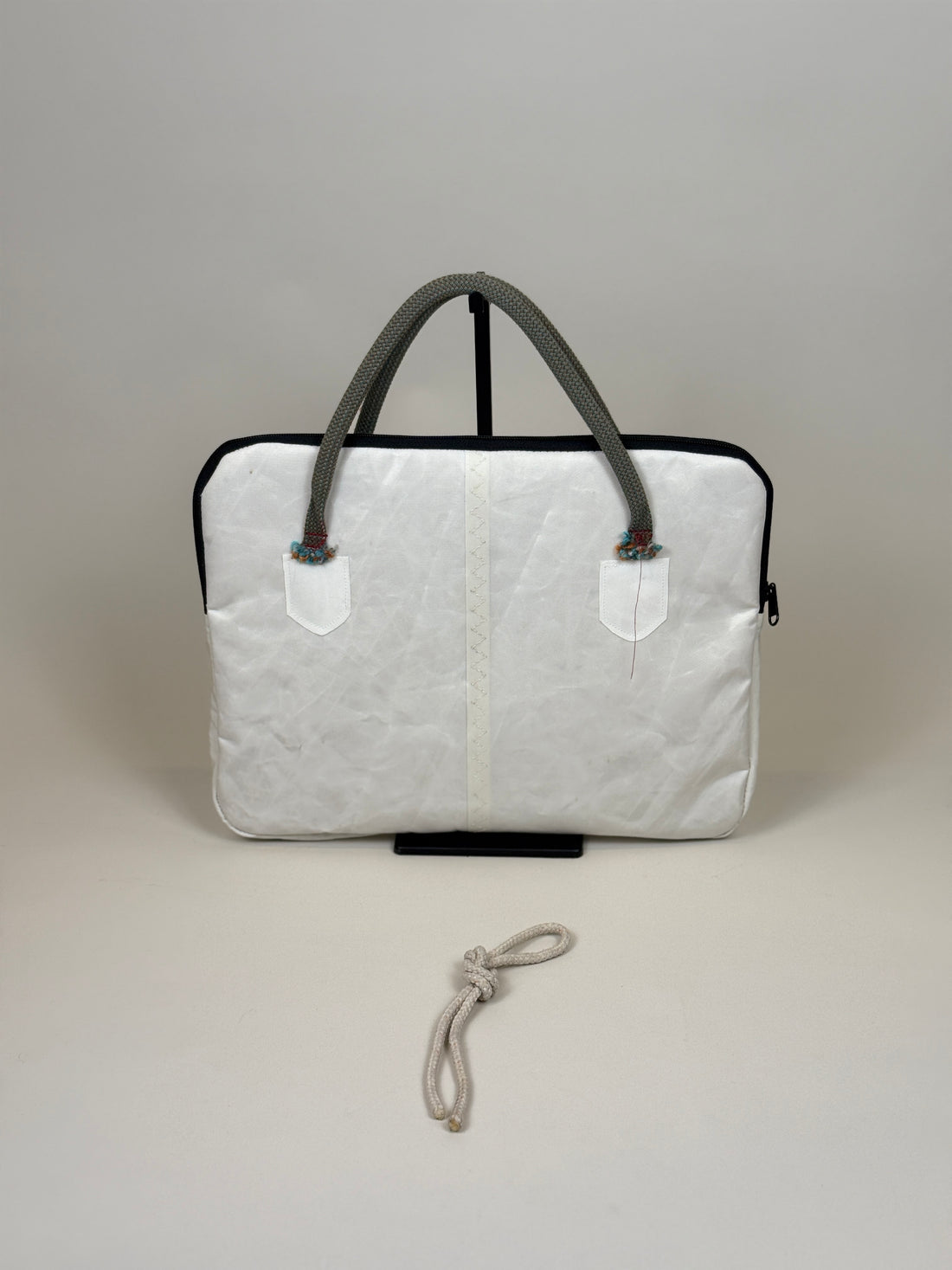 Laptophoes 13 inch van gerecycled jachtzeil, achterkant wit met zeilnaad