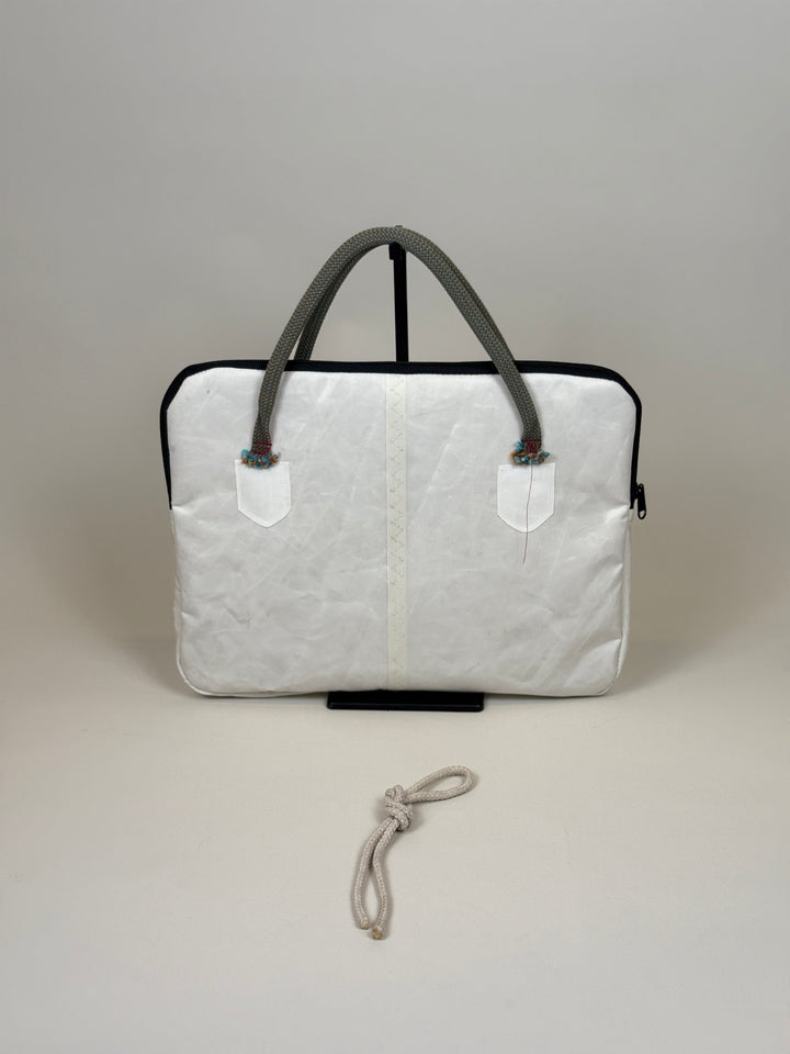 Laptophoes 13 inch van gerecycled jachtzeil, achterkant wit met zeilnaad