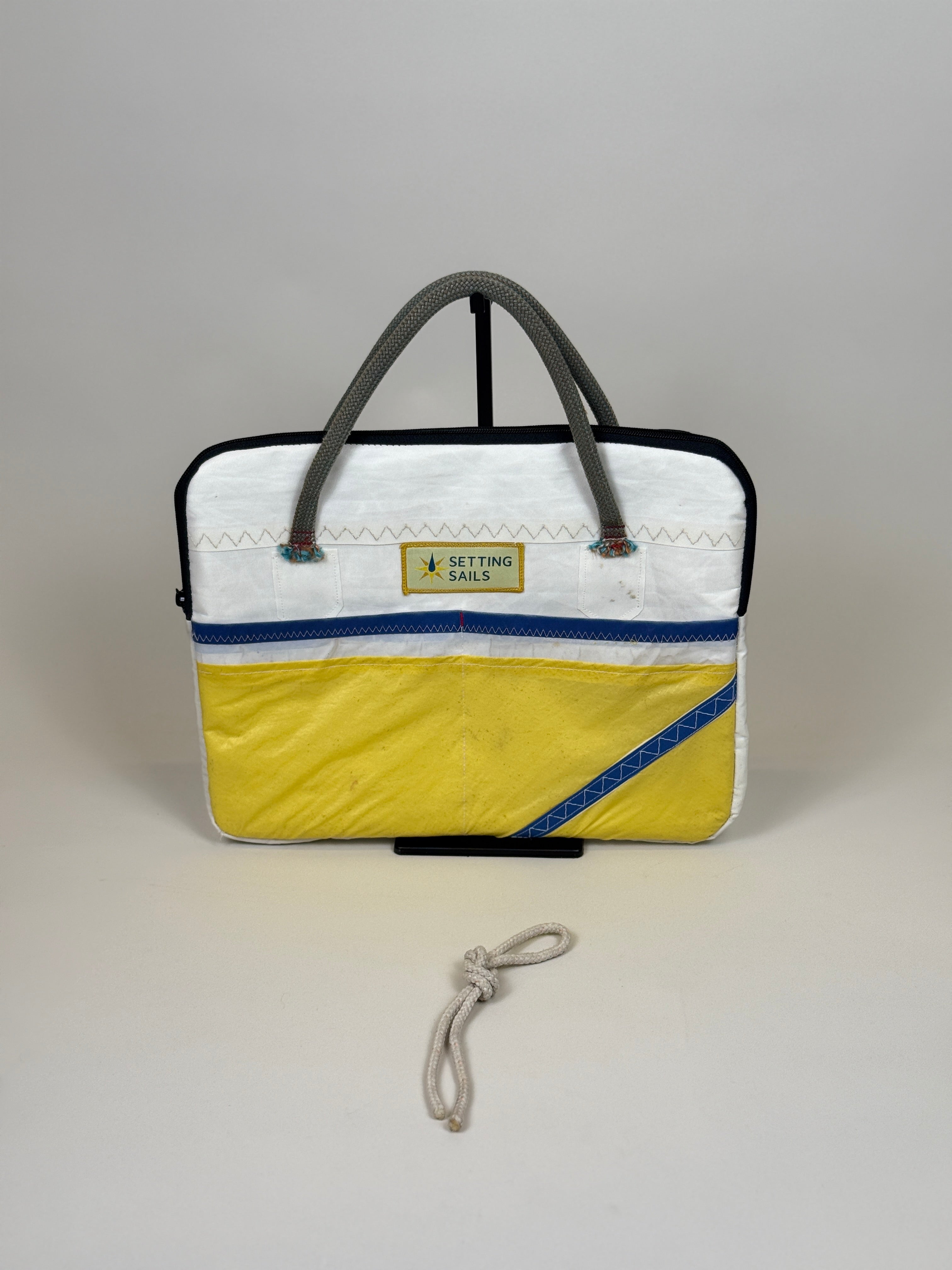 Laptophoes 13 inch van gerecycled jachtzeil, voorkant geel met blauwe streep