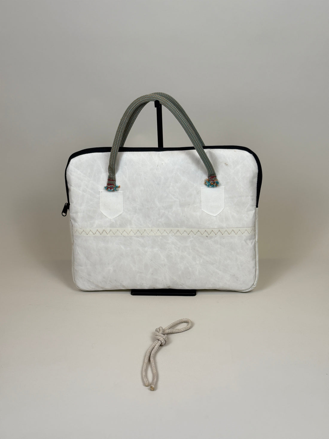 Laptophoes 13 inch van gerecycled jachtzeil, achterkant wit met grijze hengsels