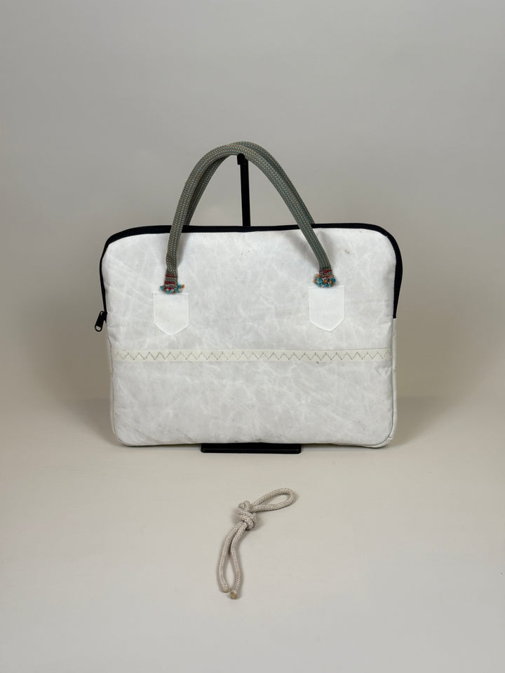 Laptophoes 13 inch van gerecycled jachtzeil, achterkant wit met grijze hengsels