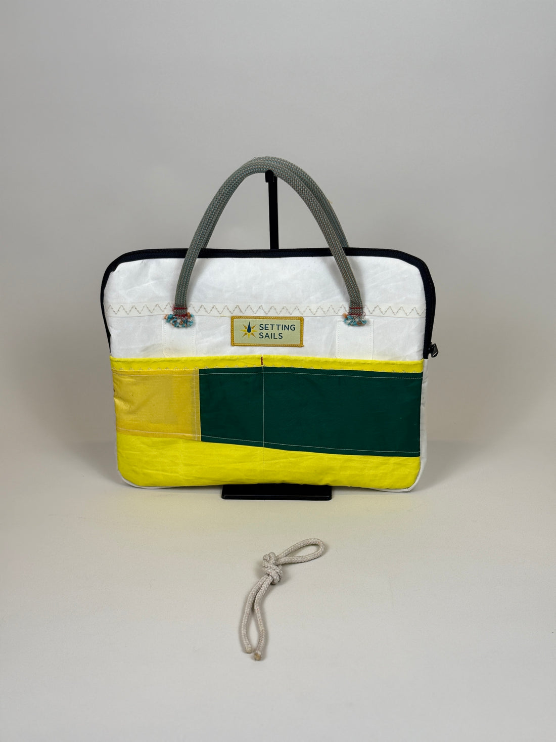 Laptophoes 13 inch van gerecycled jachtzeil, voorkant met geel en groen vlak