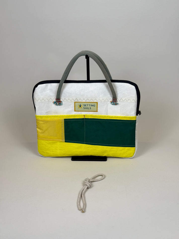 Laptophoes 13 inch van gerecycled jachtzeil, voorkant met geel en groen vlak