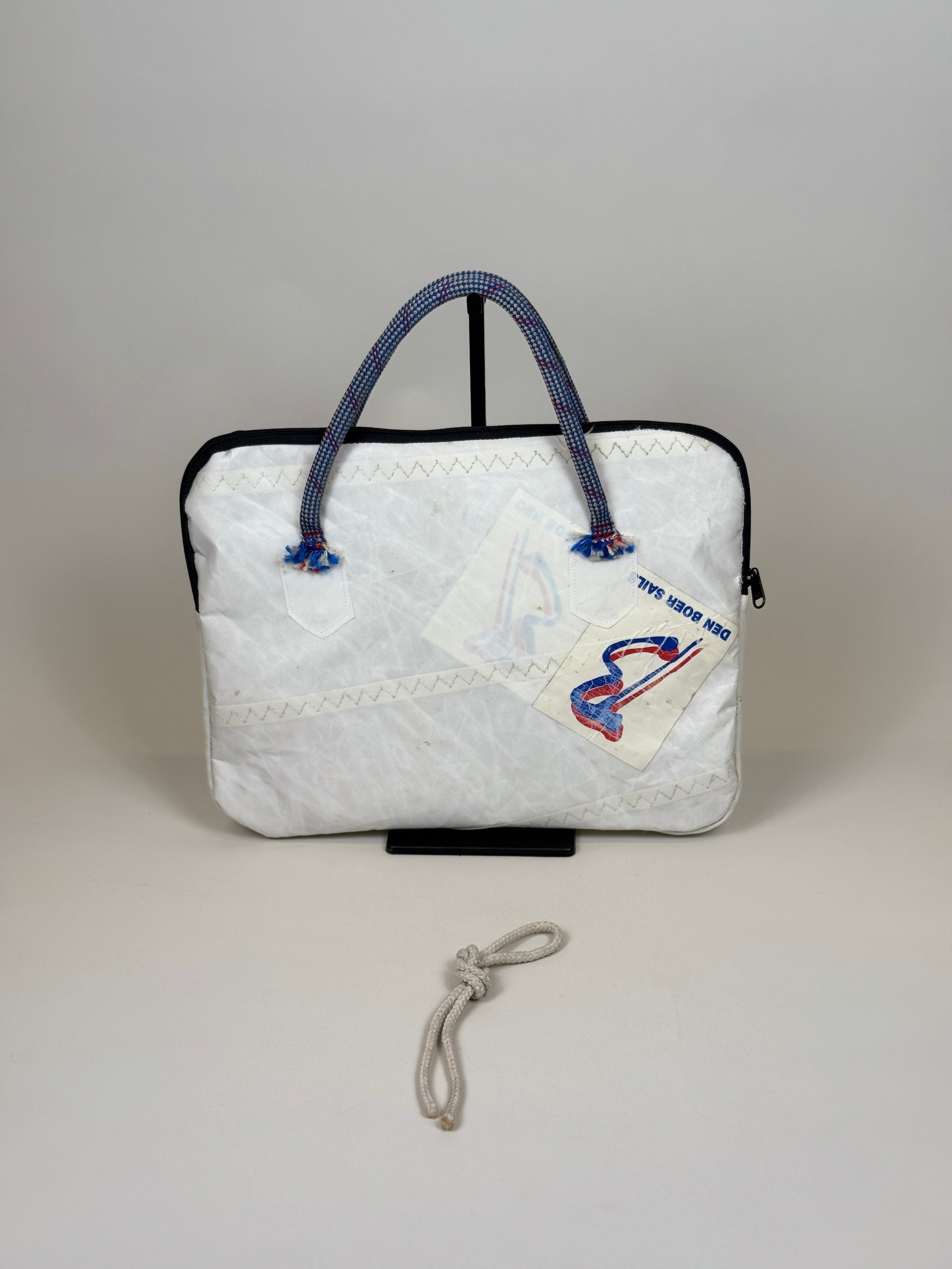 Laptophoes 13 inch van gerecycled jachtzeil, achterkant wit met zeilembleem